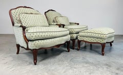 Sillones de terciopelo y bergere francés satinado estilo Luis XV de caoba con otomana