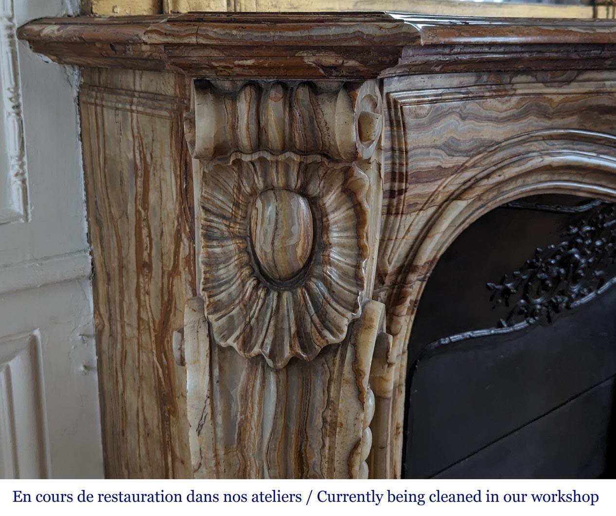 Louis XV style mantel in onyx In Good Condition For Sale In SAINT-OUEN-SUR-SEINE, FR