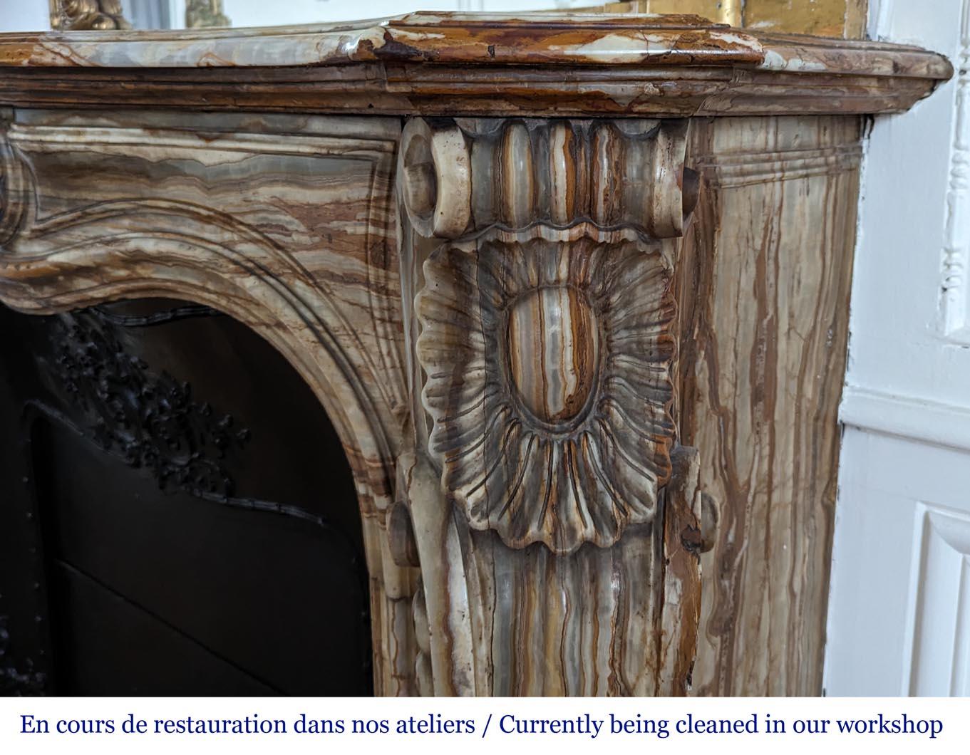 Kaminsims im Stil Louis XV aus Onyx im Zustand „Gut“ im Angebot in SAINT-OUEN-SUR-SEINE, FR