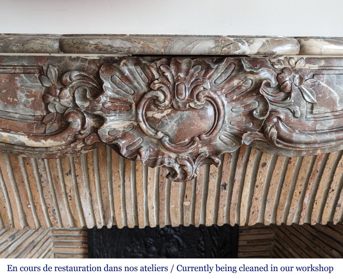 Cheminée de style Louis XV en marbre Rouge Royal, 18ème siècle

Cette cheminée est vendue sans insert ni sol en marbre mais peut être réalisée sur commande (demander la disponibilité du marbre).

