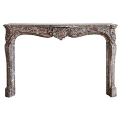 Cheminée de style Louis XV en marbre Rouge Royal, 18ème siècle