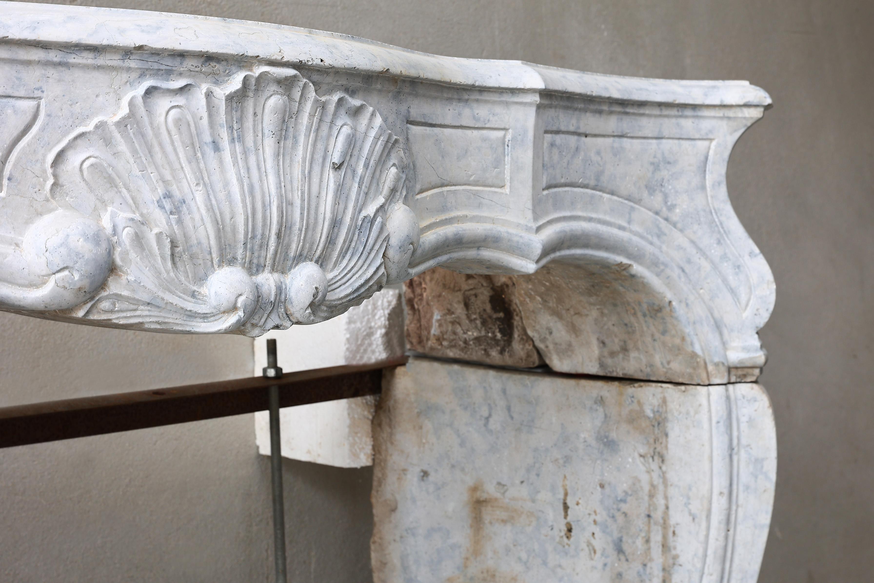 Louis XV Style Mantle Surround of Solid Marble from the 19th Century In Good Condition For Sale In Made, NL