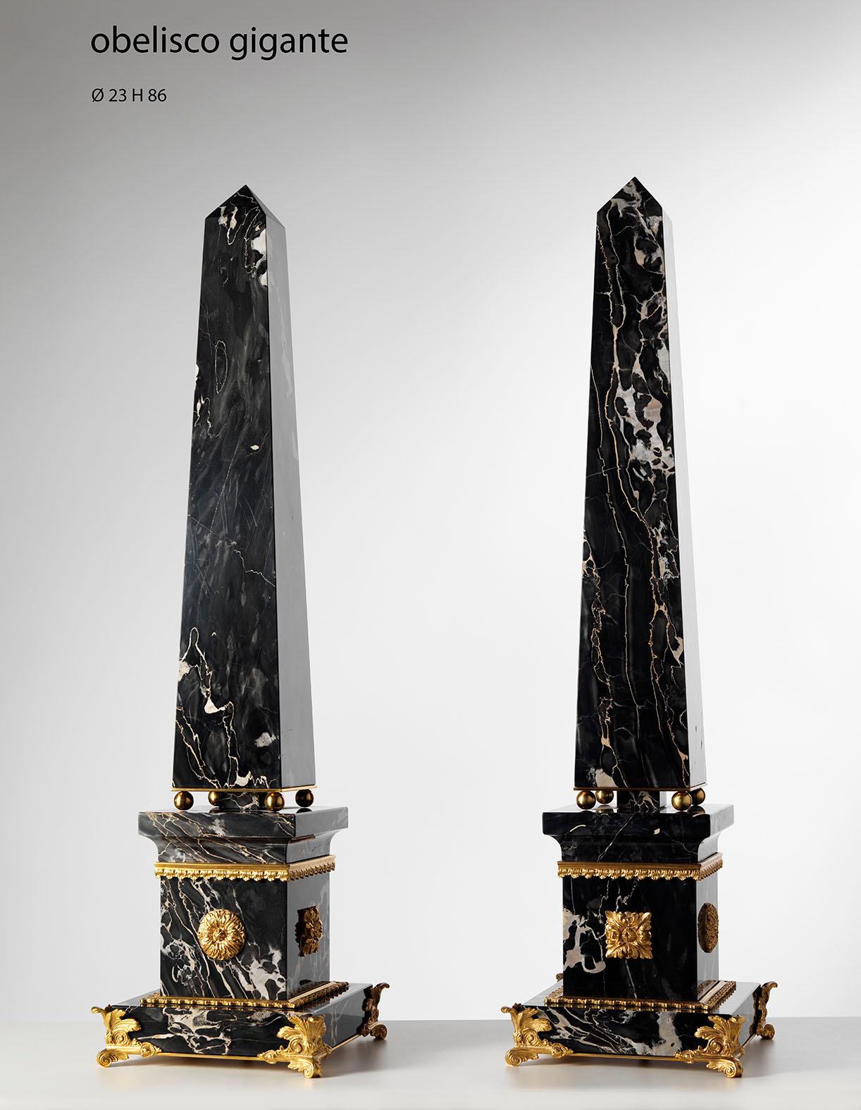 Set von Obelisken aus Marmor und vergoldeter Bronze im Louis-XV-Stil von Gherardo Degli Albizzi (Italienisch) im Angebot