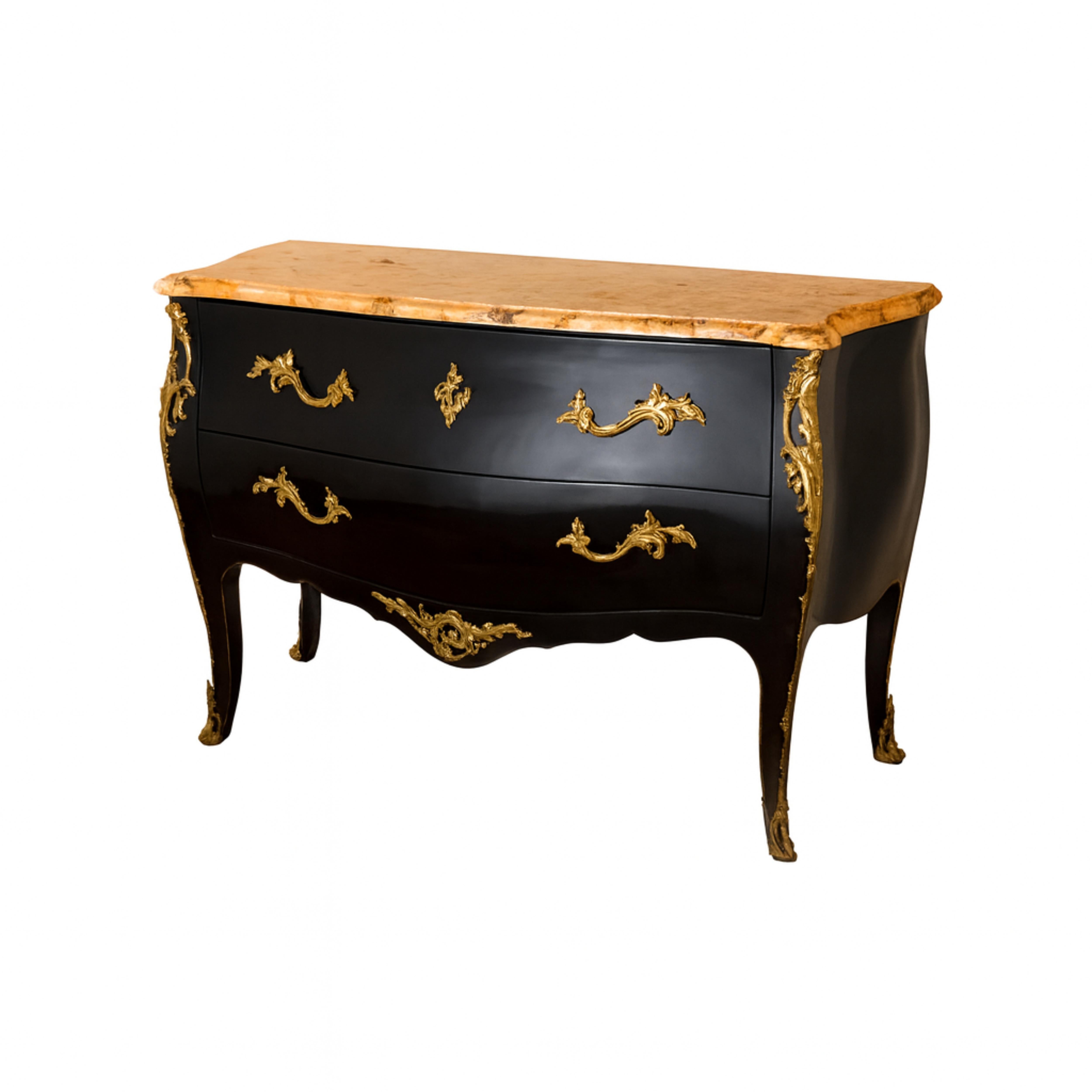 Una commode in noce laccata nera e rifinita in bronzo dorato con piano in marmo di breccia d'Aleppo e gocce angolari. 
Il mobile è dotato di due cassetti a tutta larghezza montati a 