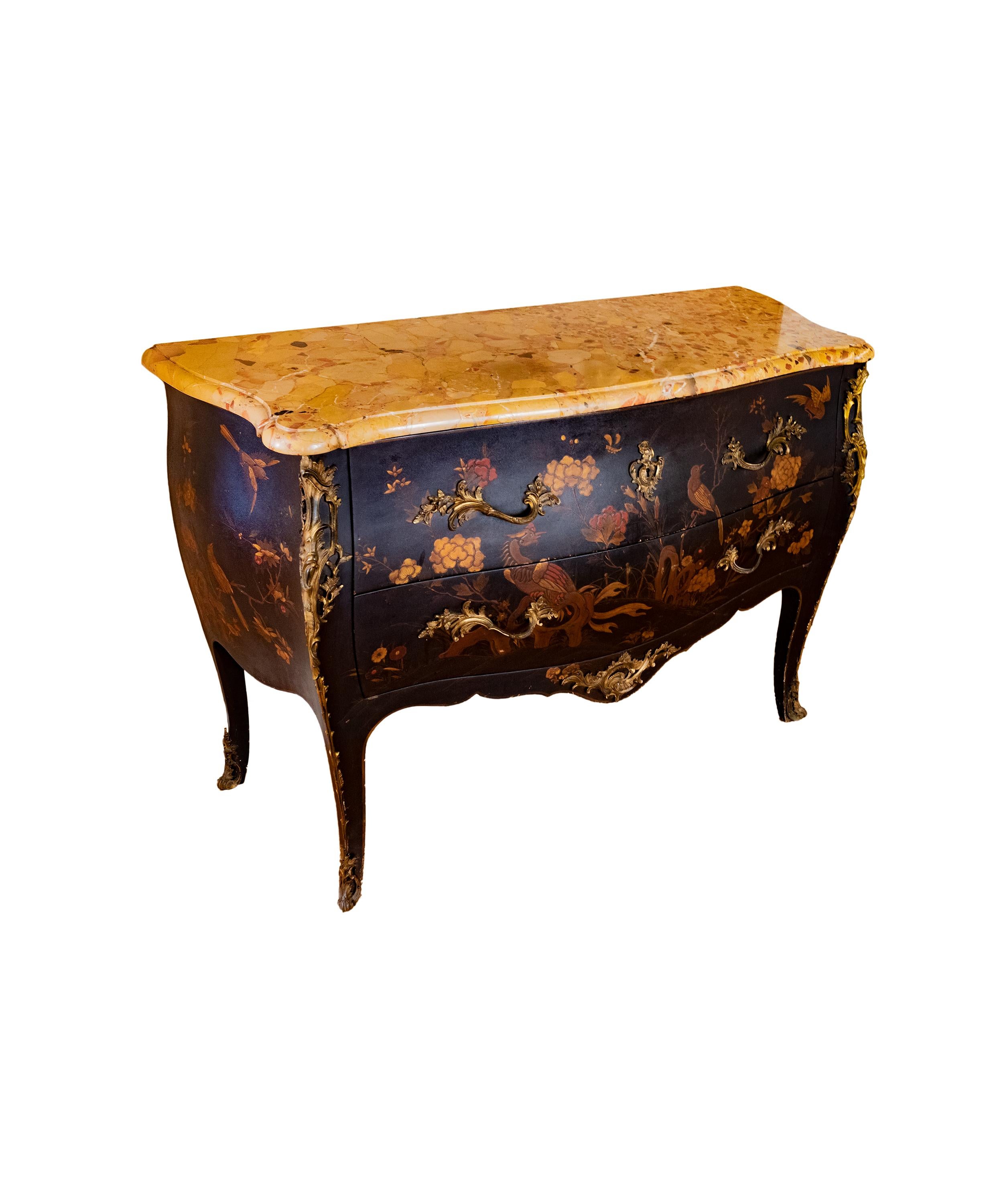 Commodo cinese in lacca, bronzo cesellato e dorato con piano in marmo di breccia d'Aleppo e cornice in impiallacciato di Martin nero.
Splendida ornamentazione di bronzi finemente cesellati e dorati, tra cui gocce d'angolo, piede
pantofole, la base