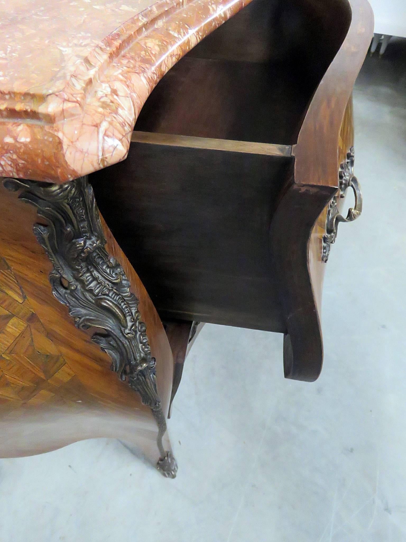 Kommode mit Intarsien aus Veilchenholz im französischen Louis-XV-Stil mit Marmorplatte im Zustand „Gut“ im Angebot in Swedesboro, NJ
