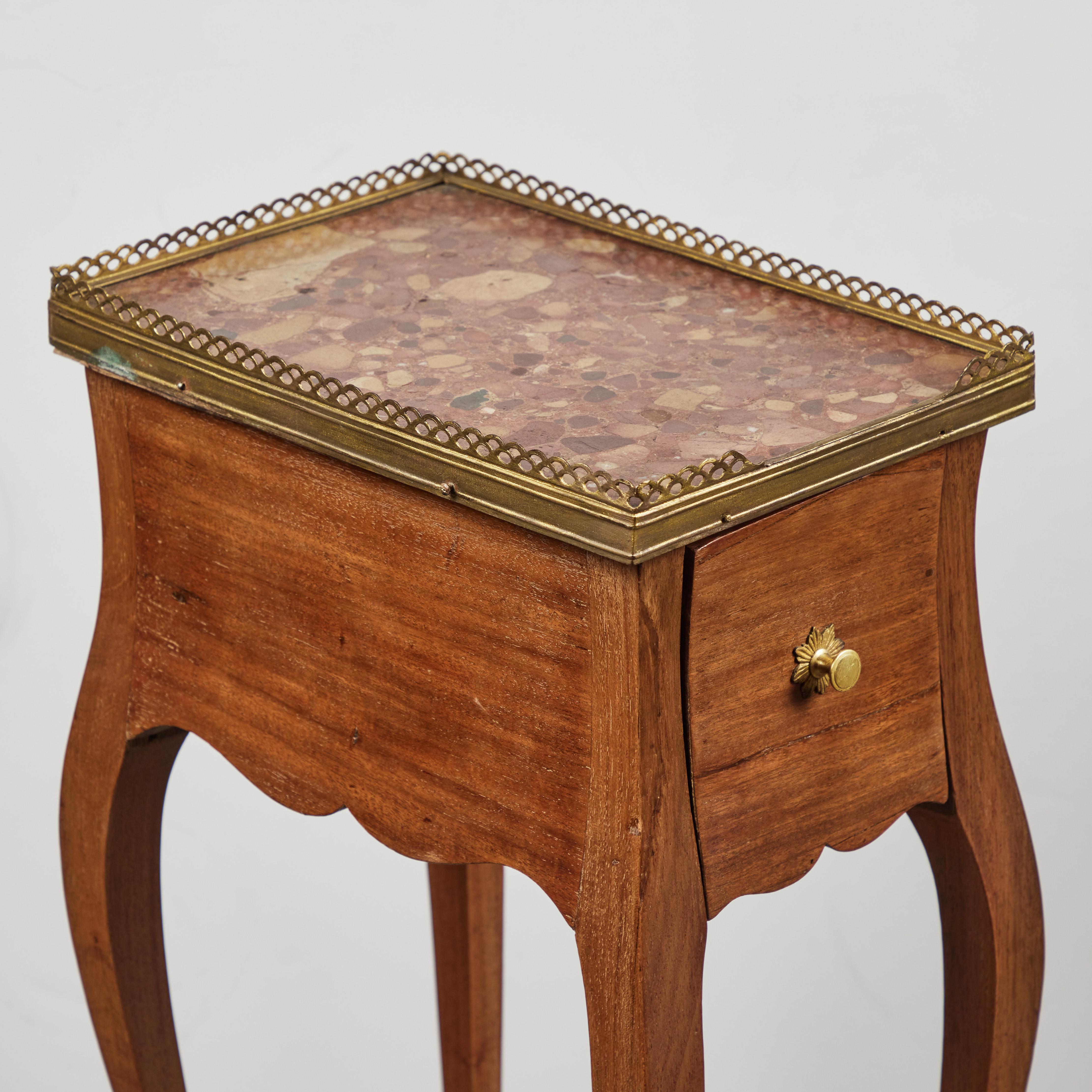 Doré Table d'appoint de style Louis XV à plateau en marbre en vente