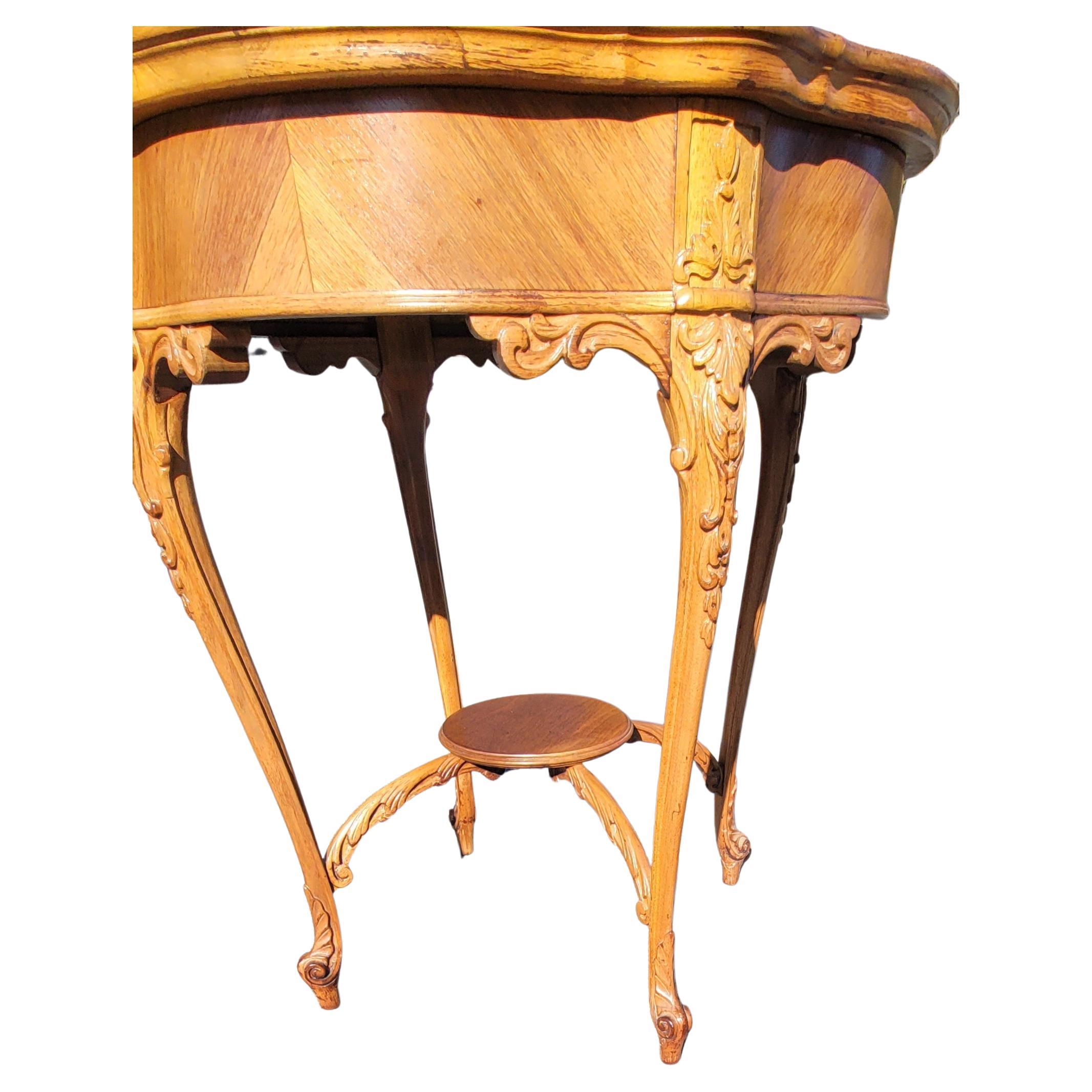 Louis XV Stil Intarsien und geschnitzter Nussbaum-Mitteltisch mit Mittelstrecker (amerikanisch) im Angebot