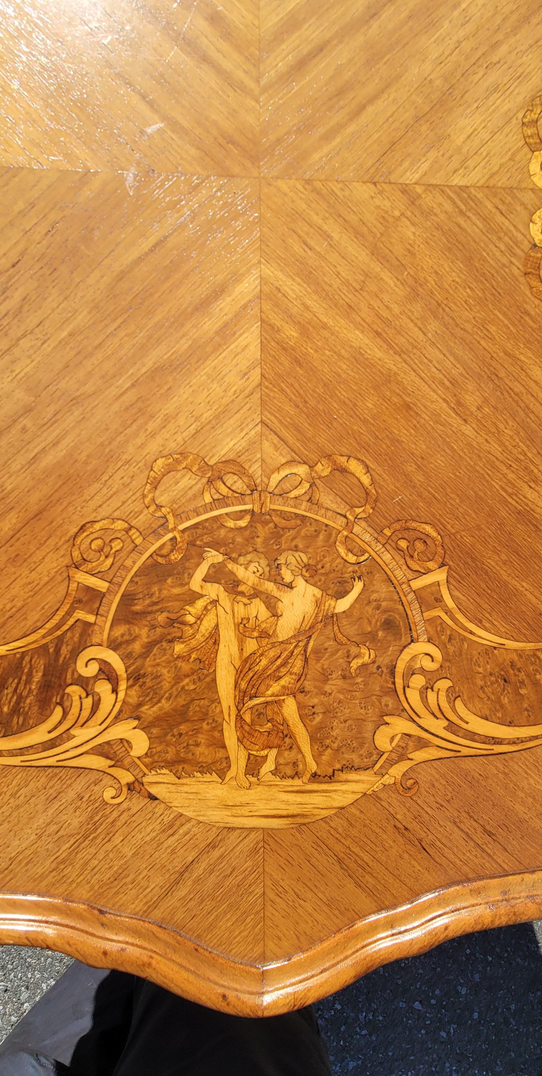 Louis XV Stil Intarsien und geschnitzter Nussbaum-Mitteltisch mit Mittelstrecker (20. Jahrhundert) im Angebot