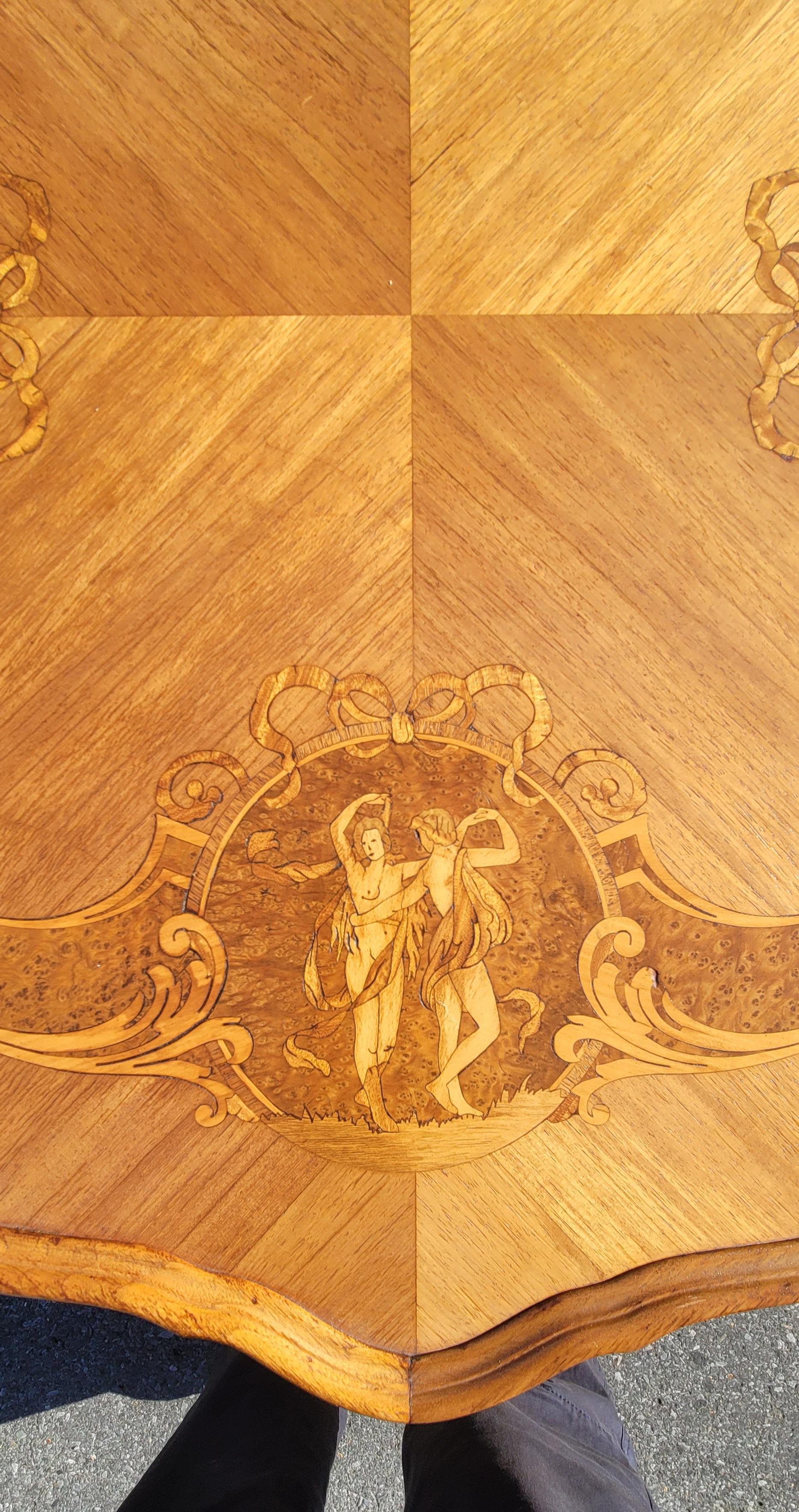 Louis XV Stil Intarsien und geschnitzter Nussbaum-Mitteltisch mit Mittelstrecker (Walnuss) im Angebot