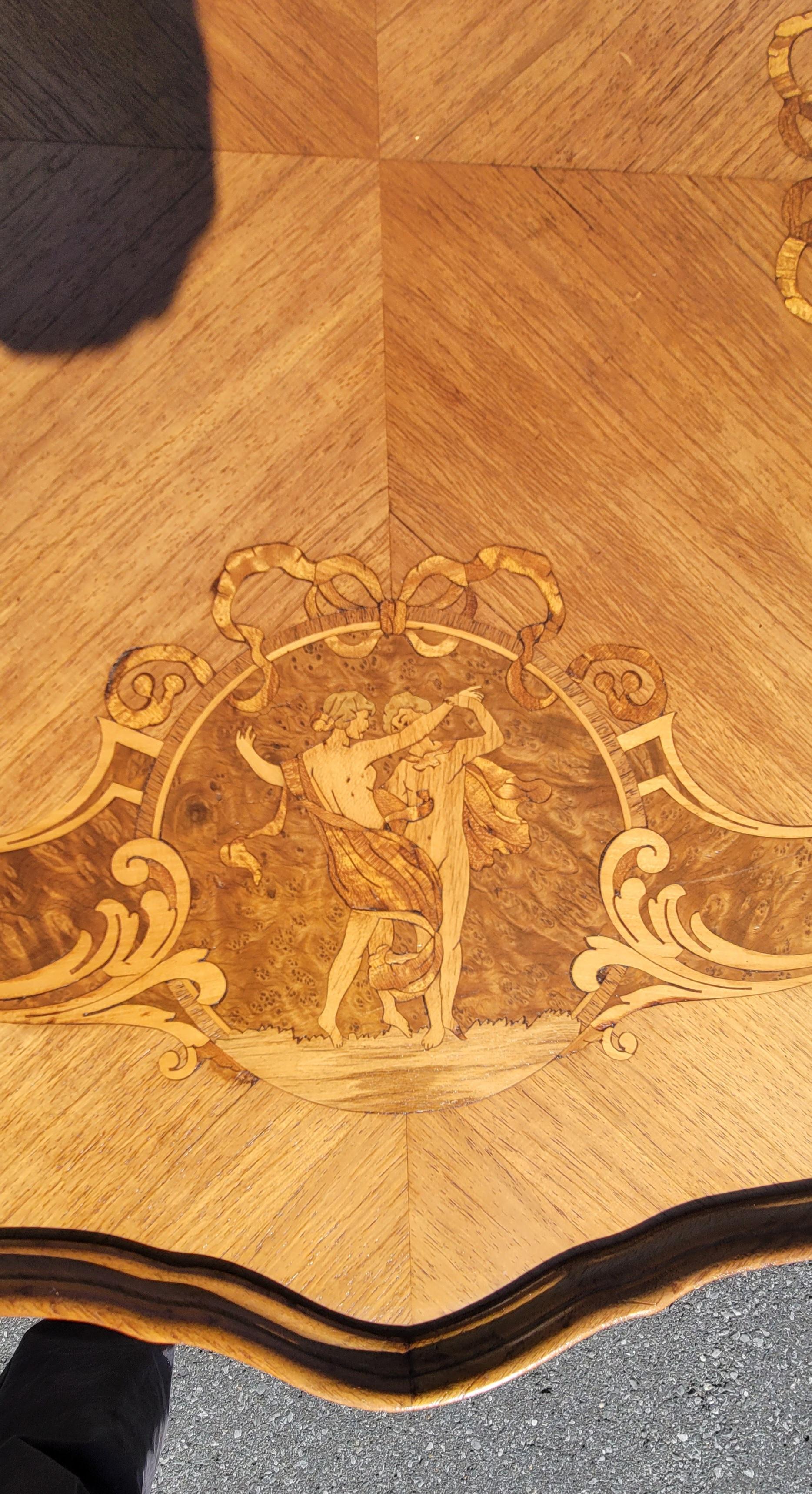 Louis XV Stil Intarsien und geschnitzter Nussbaum-Mitteltisch mit Mittelstrecker im Angebot 1