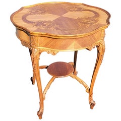 Mesa de centro de marquetería y nogal tallado estilo Luis XV con camilla central