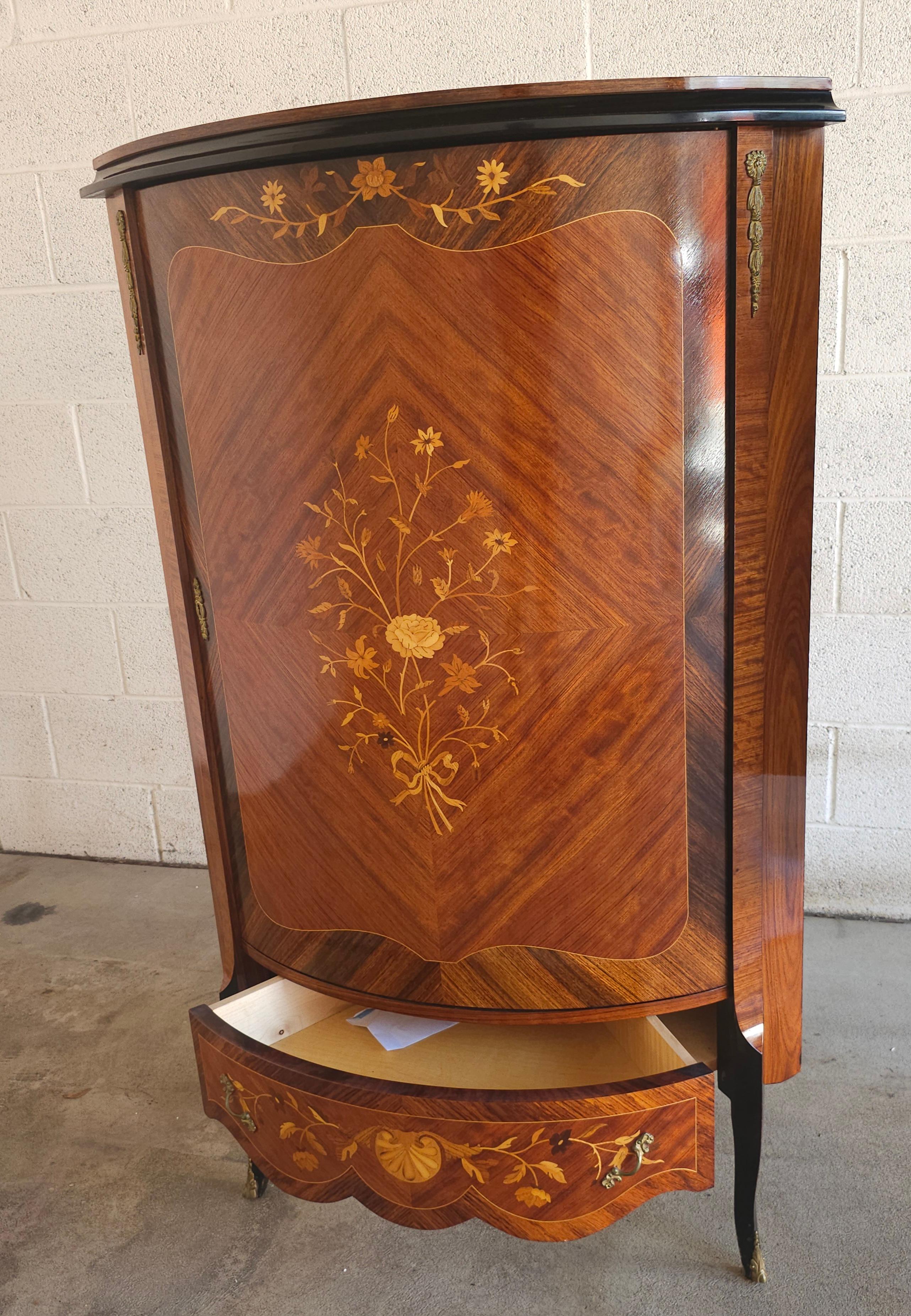 Armoire d'angle en marqueterie et parqueterie de bois de roi et de satin de style Louis XV en vente 3
