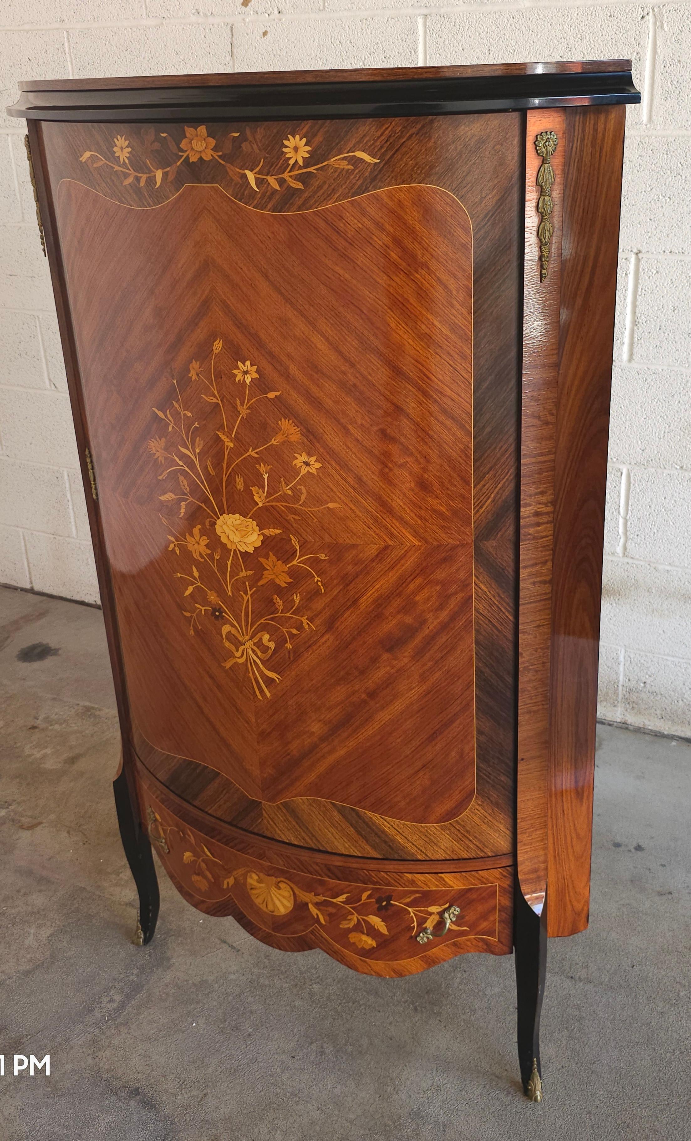 Armoire d'angle en marqueterie et parqueterie de bois de roi et de satin de style Louis XV en vente 4