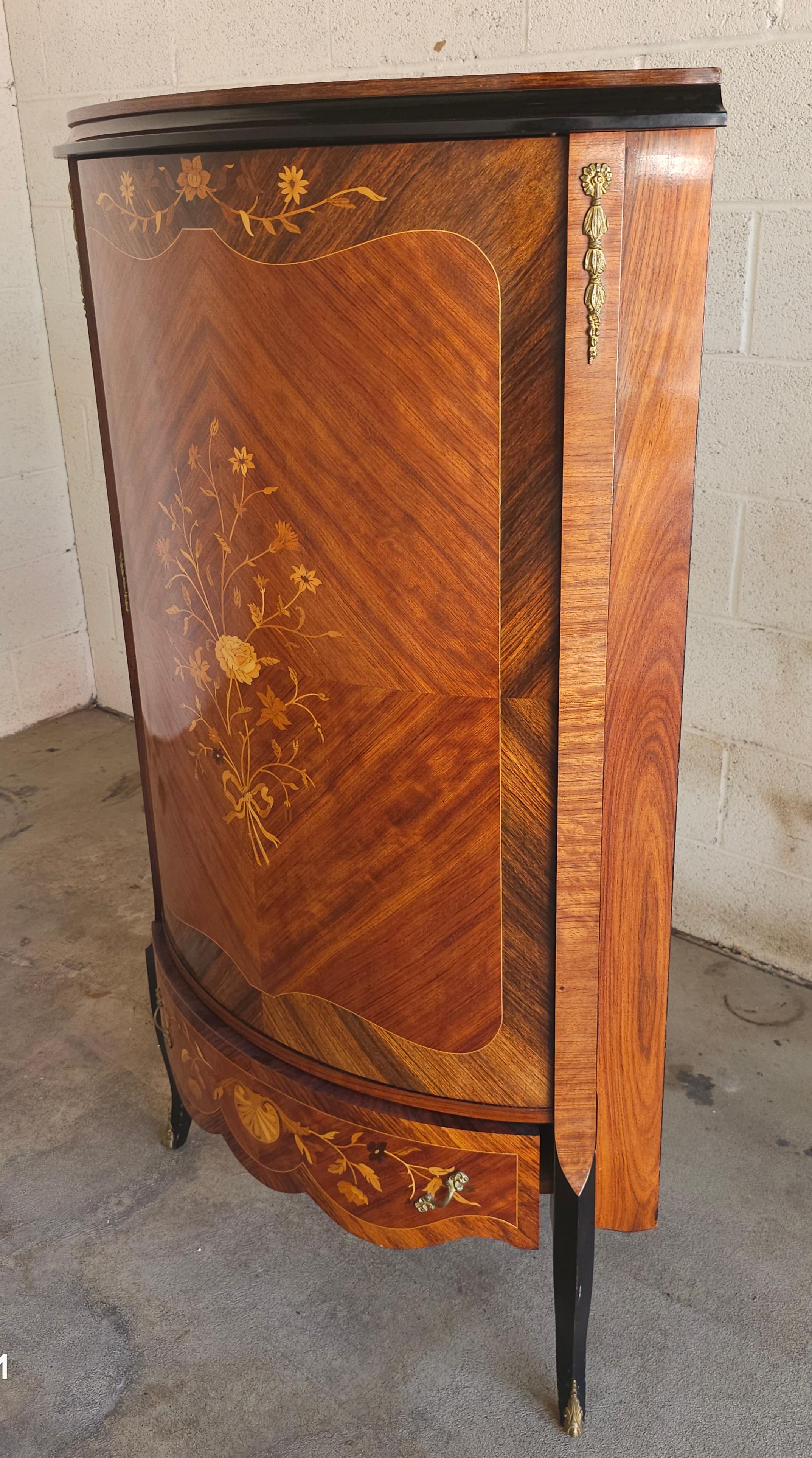 Armoire d'angle en marqueterie et parqueterie de bois de roi et de satin de style Louis XV en vente 5