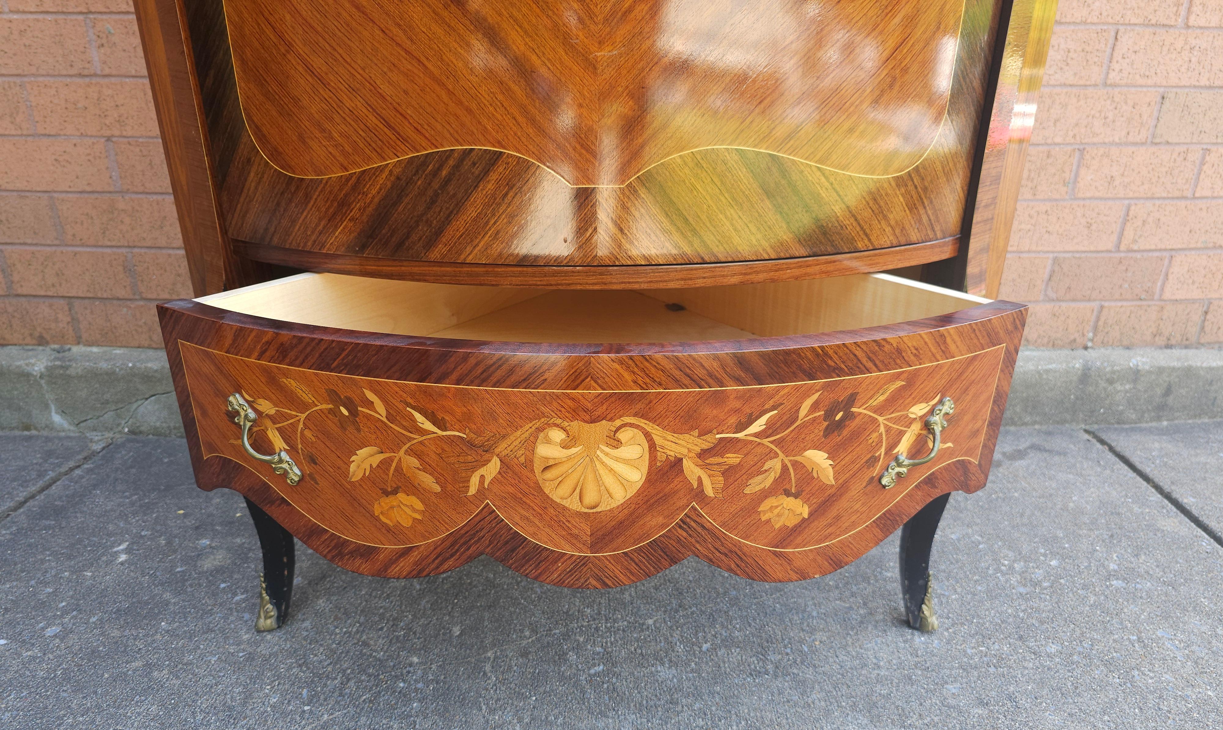 Armoire d'angle en marqueterie et parqueterie de bois de roi et de satin de style Louis XV en vente 6