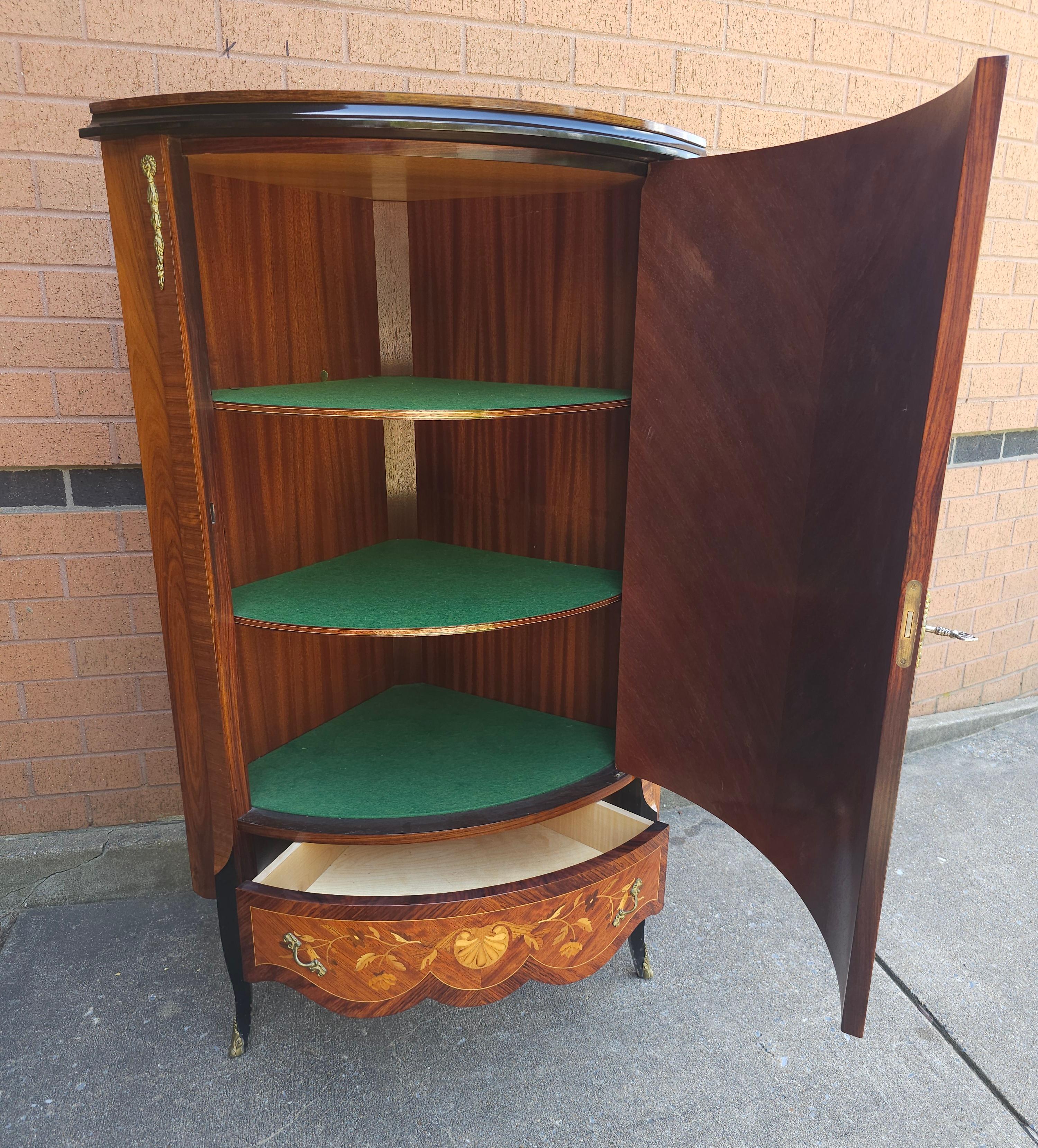 Armoire d'angle en marqueterie et parqueterie de bois de roi et de satin de style Louis XV en vente 7