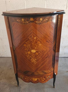 Armoire d'angle en marqueterie et parqueterie de bois de roi et de satin de style Louis XV