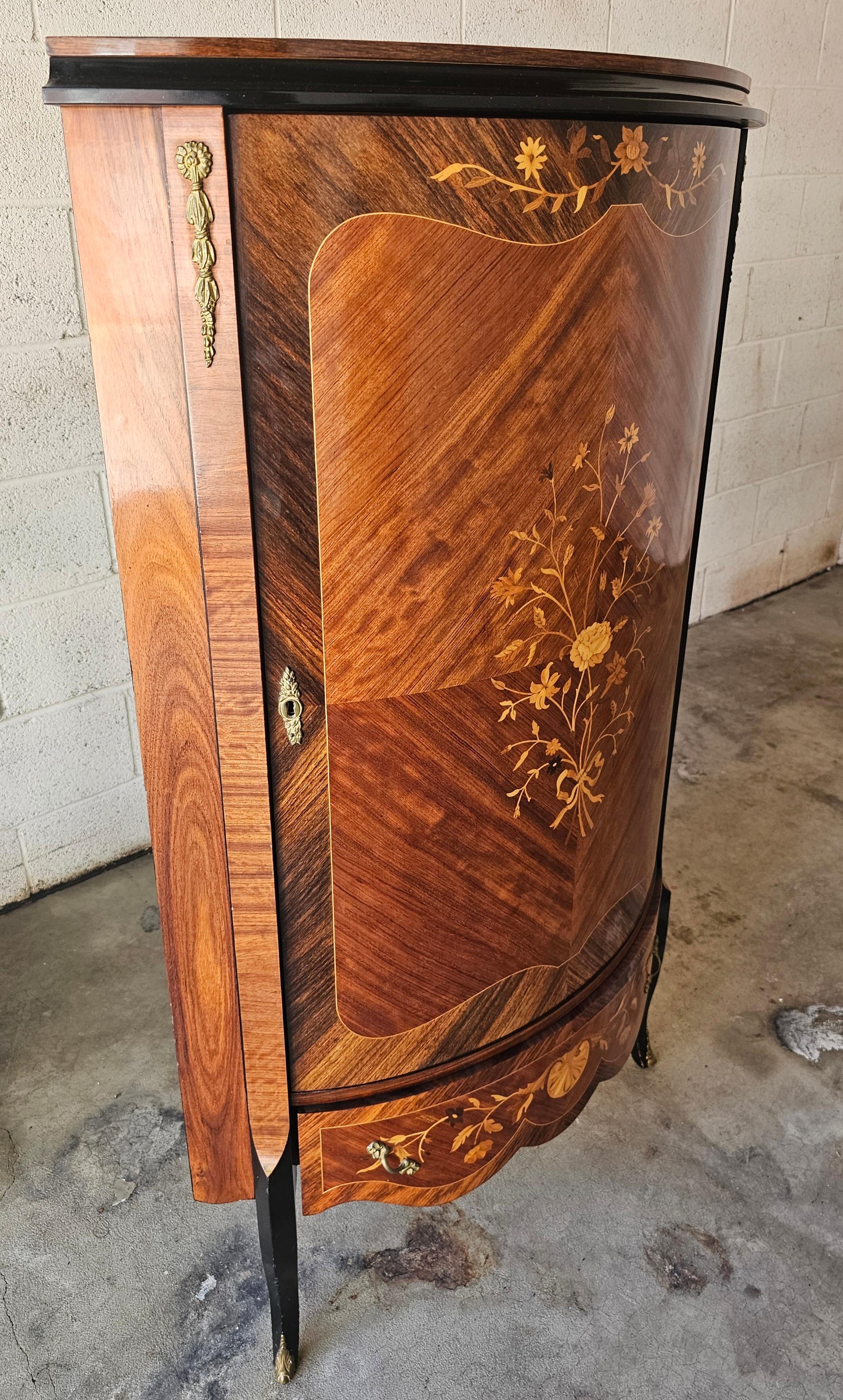 Inconnu Armoire d'angle en marqueterie et parqueterie de bois de roi et de satin de style Louis XV en vente