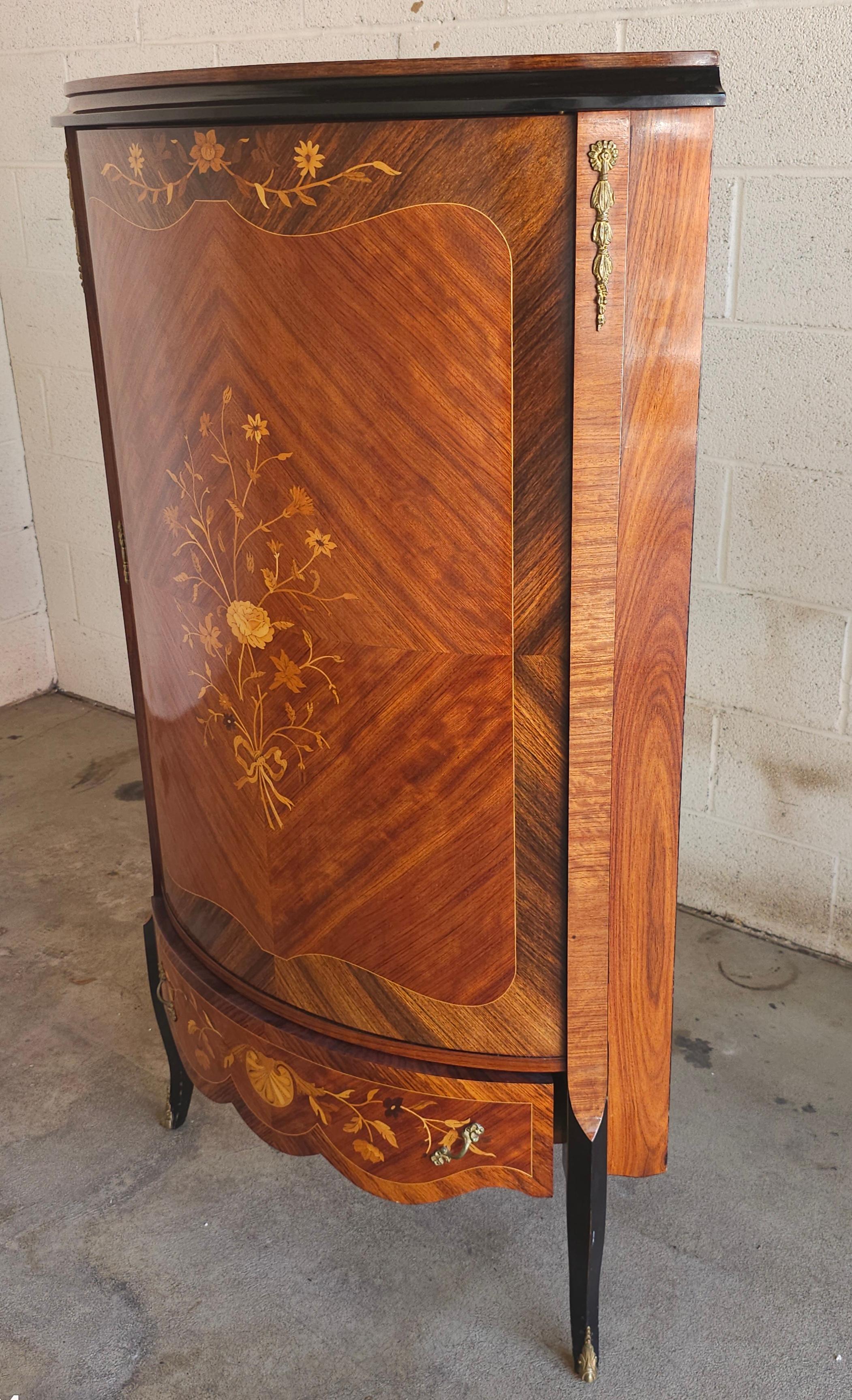 Marqueterie Armoire d'angle en marqueterie et parqueterie de bois de roi et de satin de style Louis XV en vente