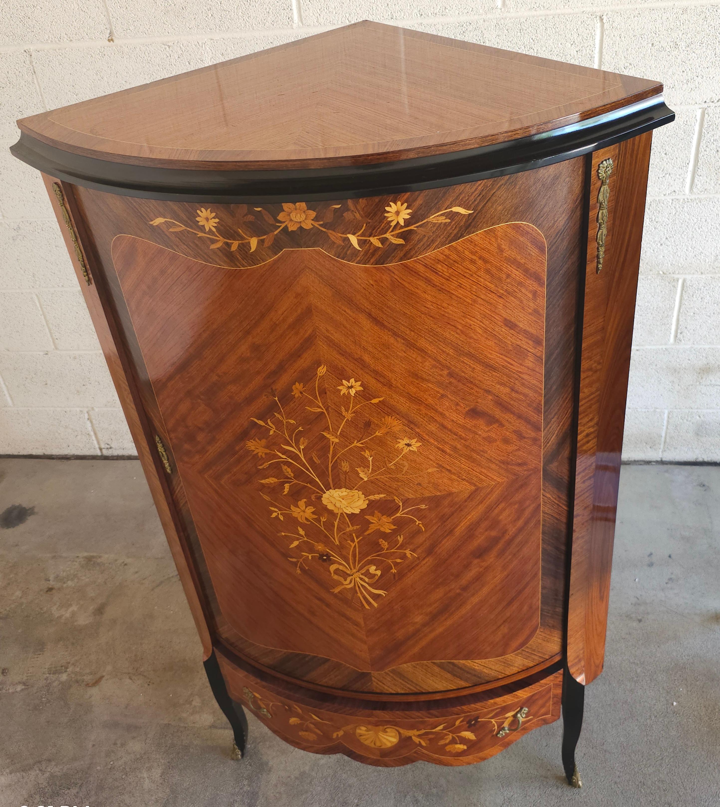 Armoire d'angle en marqueterie et parqueterie de bois de roi et de satin de style Louis XV Excellent état - En vente à Germantown, MD