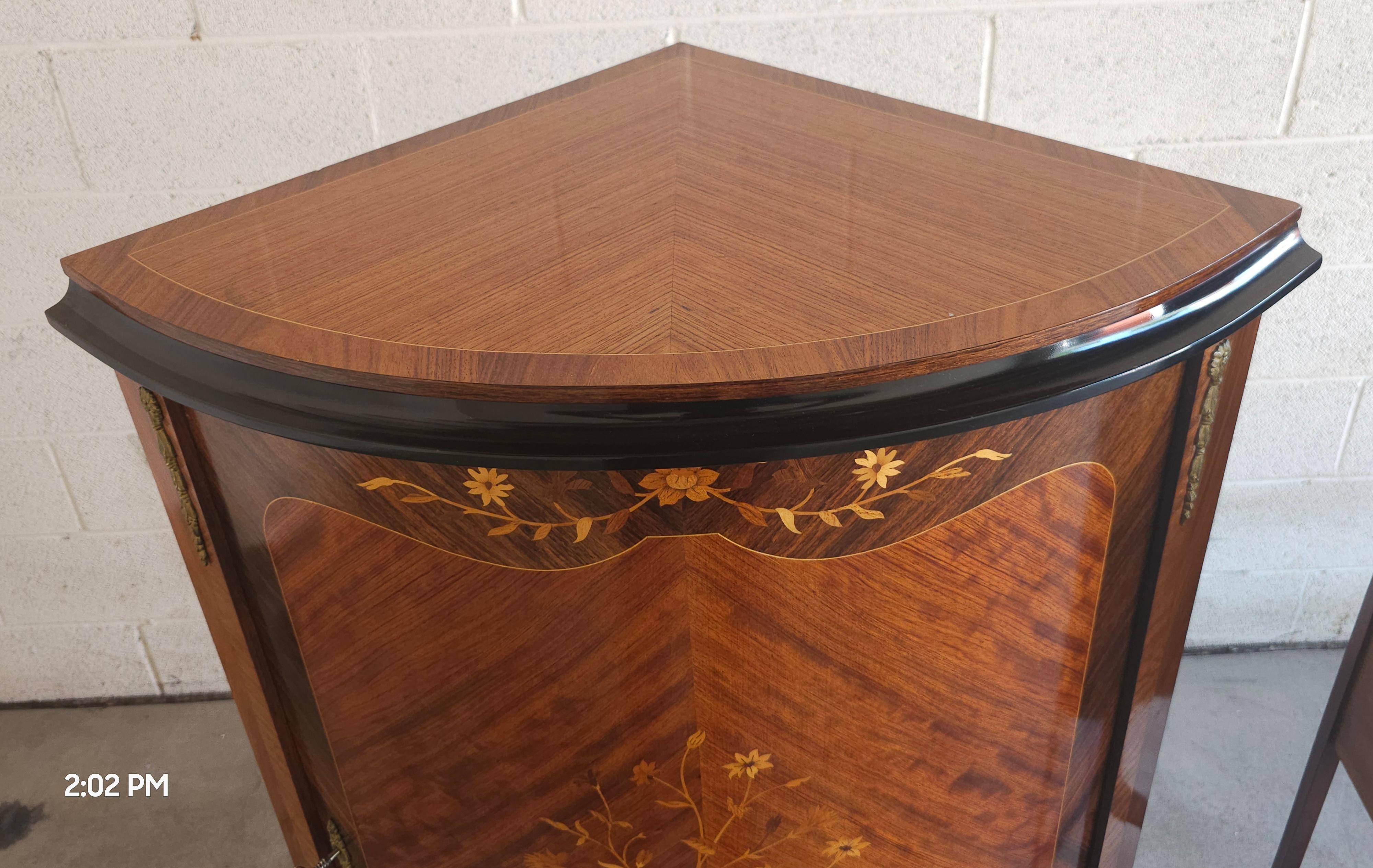 Bois Armoire d'angle en marqueterie et parqueterie de bois de roi et de satin de style Louis XV en vente