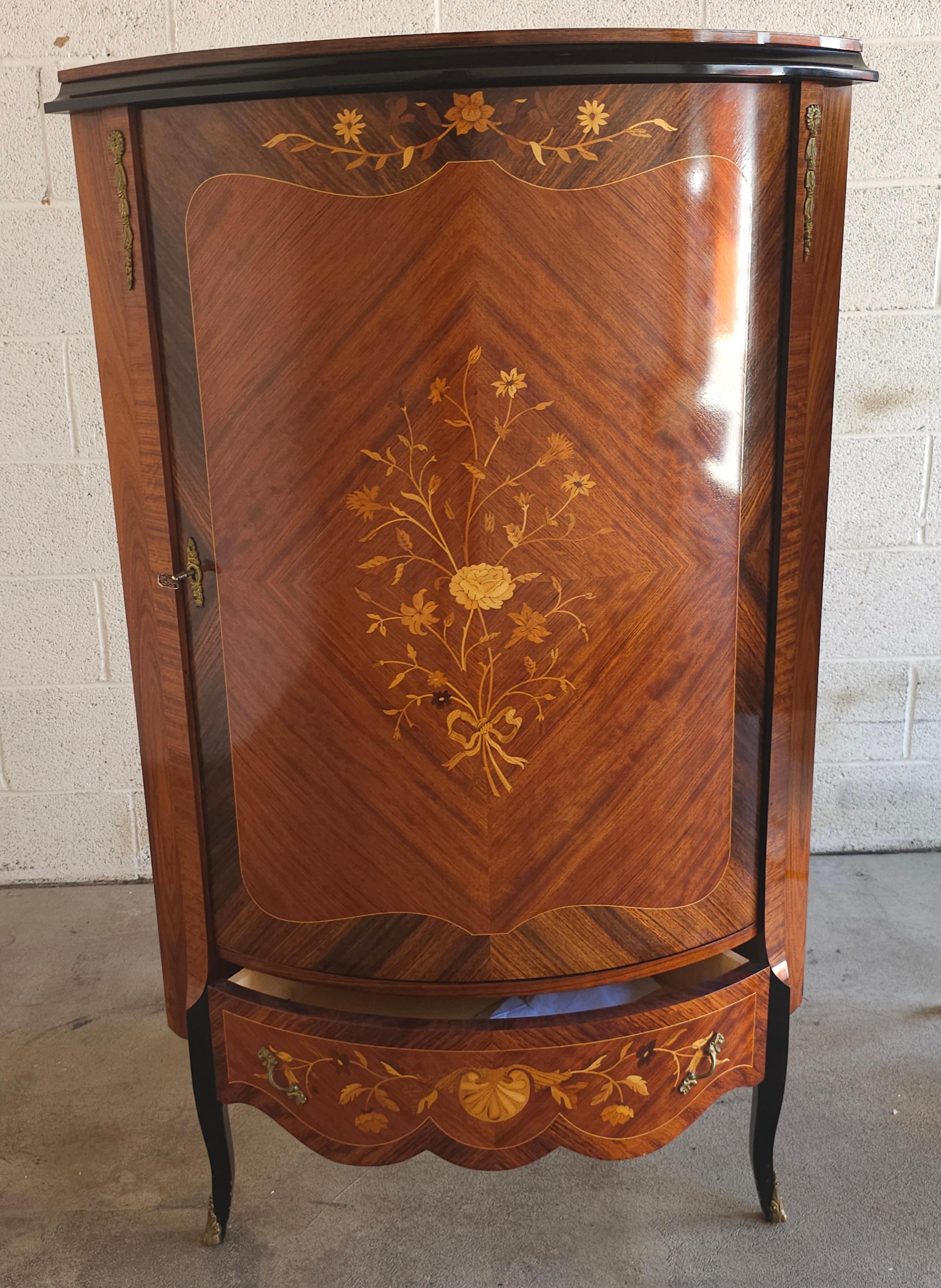 Armoire d'angle en marqueterie et parqueterie de bois de roi et de satin de style Louis XV en vente 1