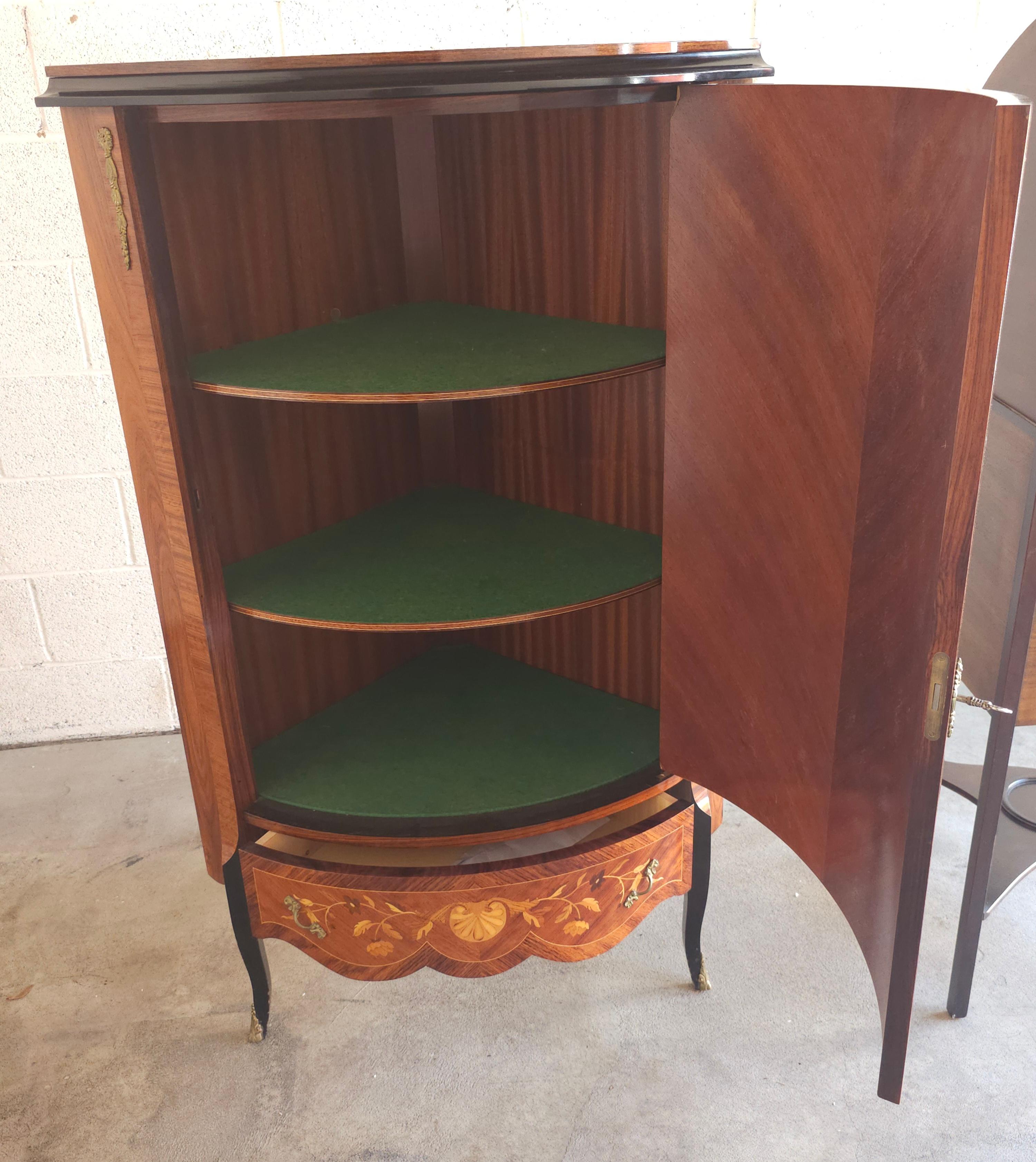 Armoire d'angle en marqueterie et parqueterie de bois de roi et de satin de style Louis XV en vente 2