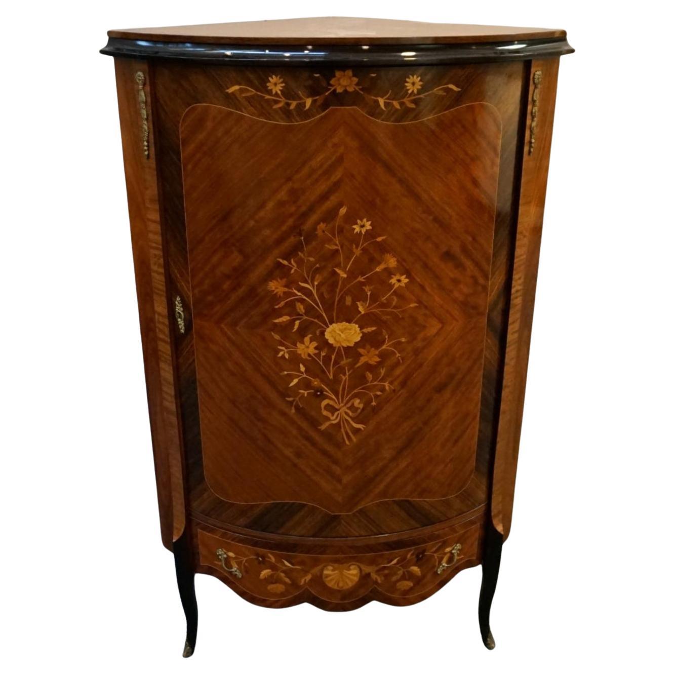 Armoire d'angle en marqueterie et parqueterie de bois de roi et de satin de style Louis XV en vente