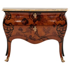 Commode con bombe intarsiate in stile Luigi XV