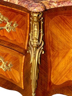 Commode en marqueterie de style Louis XV
