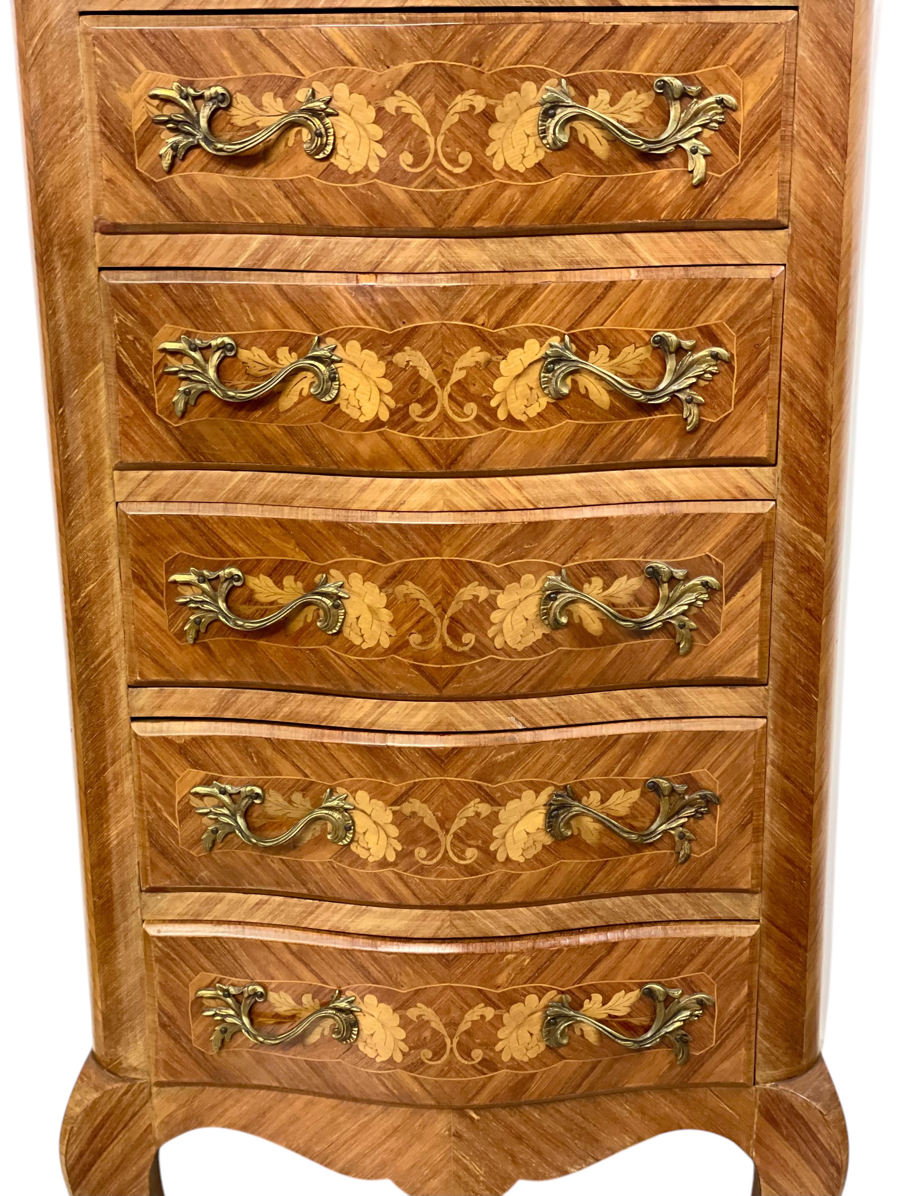 Chiffonnier intarsiato in stile Luigi XV con piano in marmo rosa e montature in ormù in vendita 3