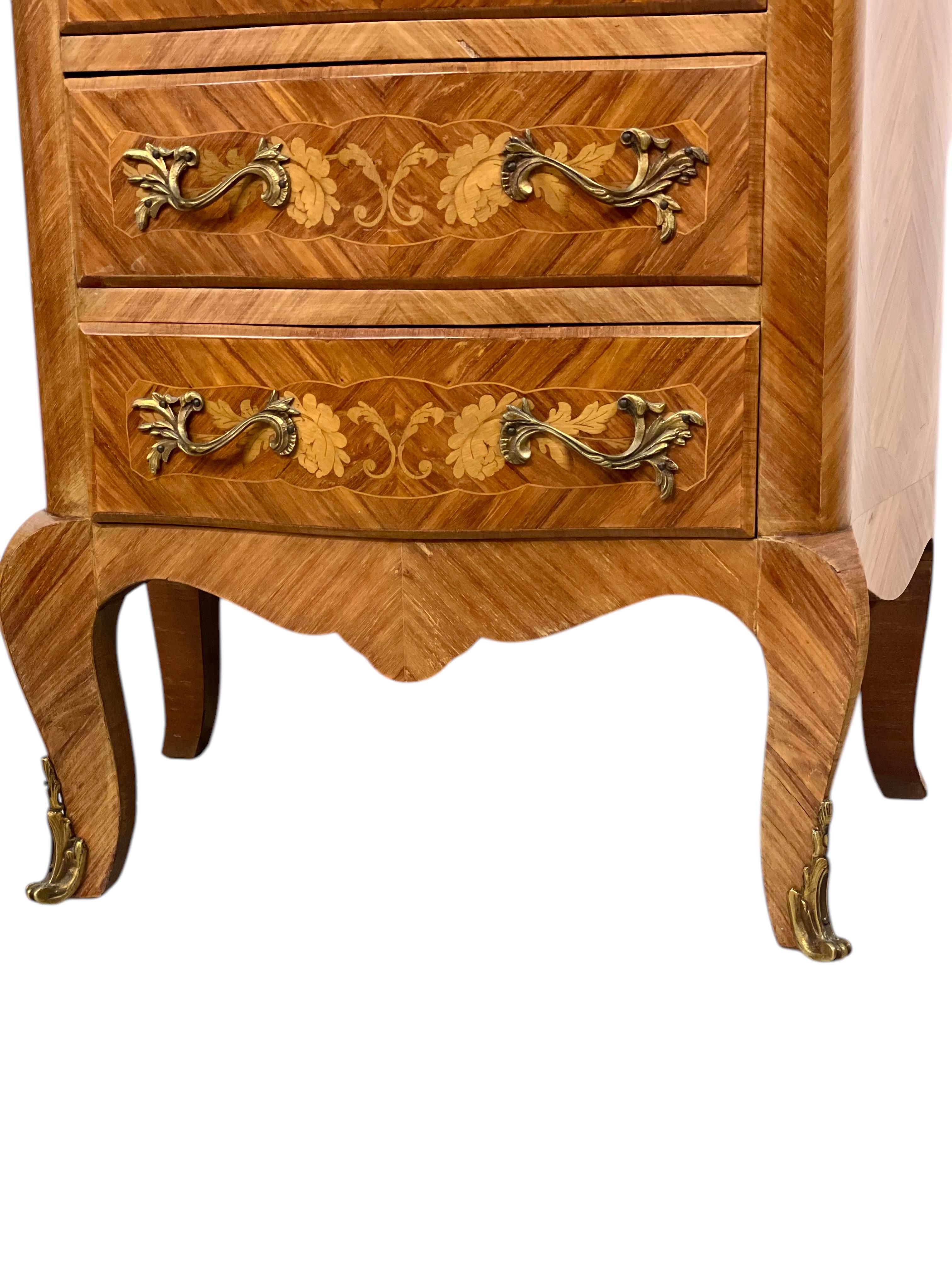 Chiffonnier intarsiato in stile Luigi XV con piano in marmo rosa e montature in ormù in vendita 4