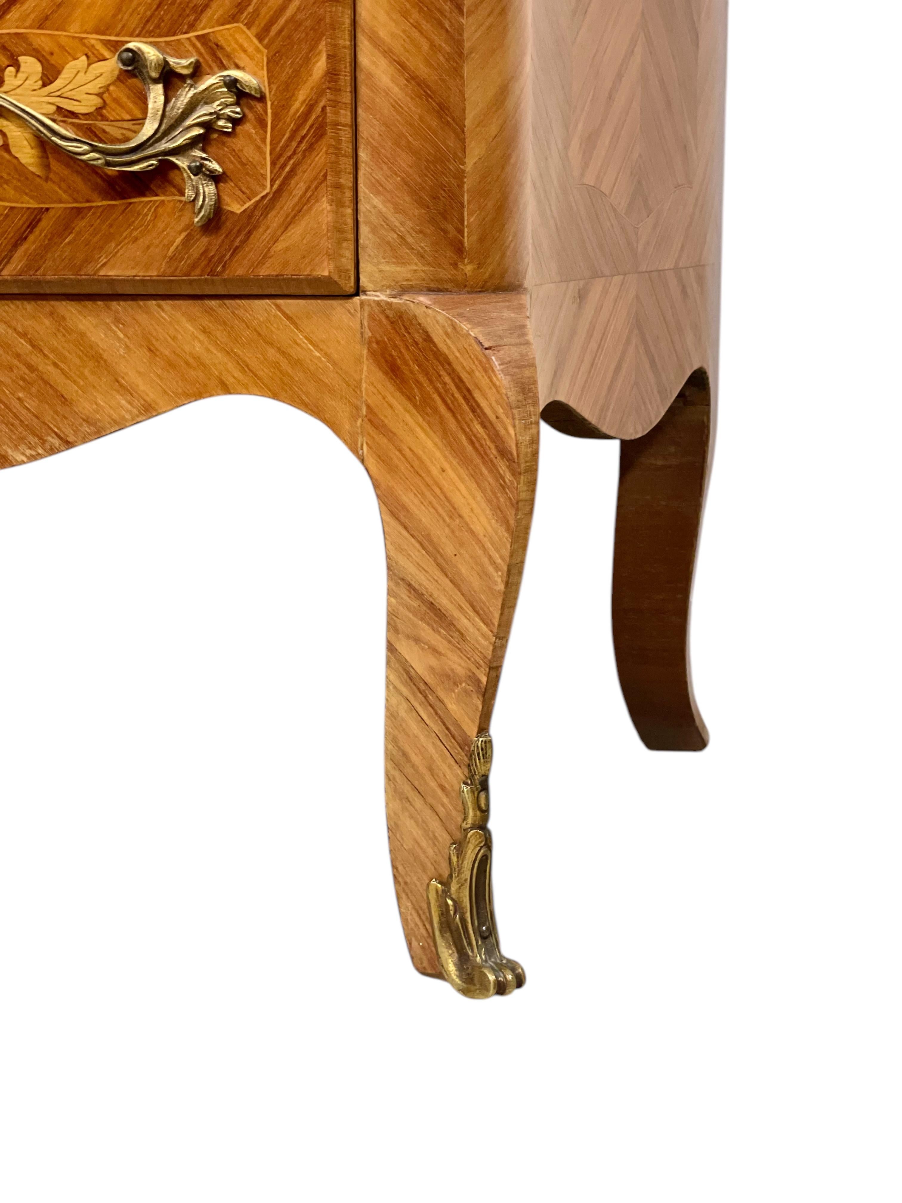 Chiffonnier intarsiato in stile Luigi XV con piano in marmo rosa e montature in ormù in vendita 6