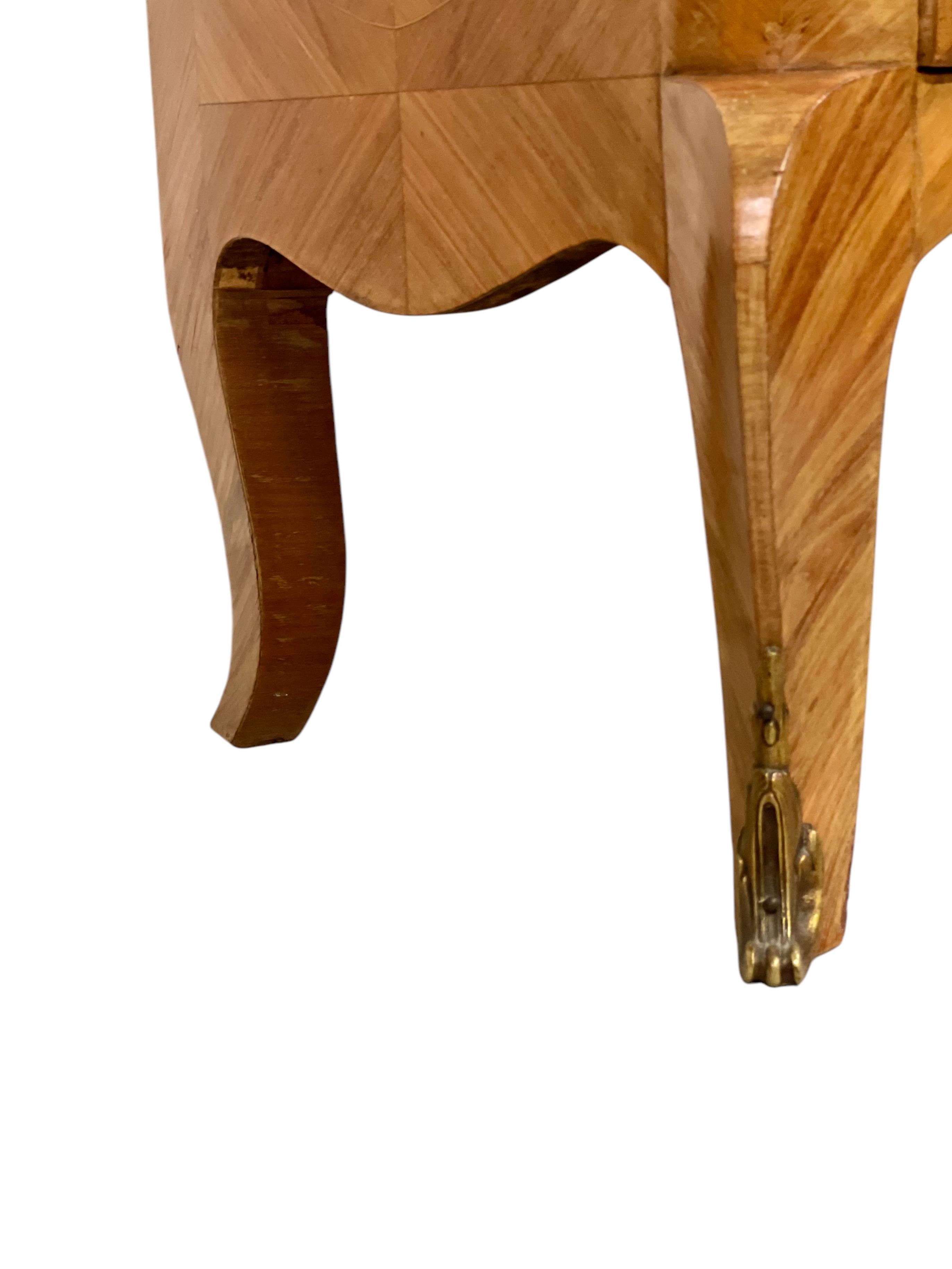 Chiffonnier intarsiato in stile Luigi XV con piano in marmo rosa e montature in ormù in vendita 7