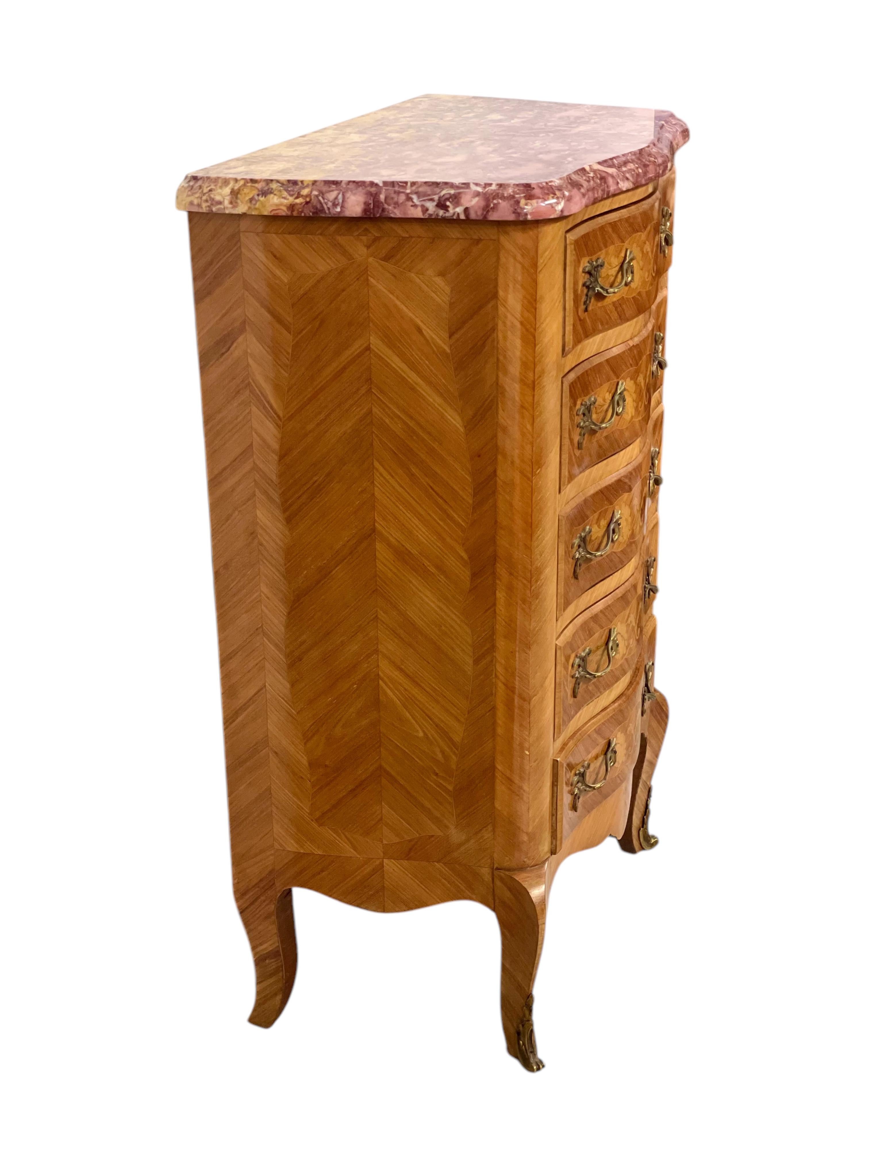 Chiffonnier intarsiato in stile Luigi XV con piano in marmo rosa e montature in ormù in vendita 8