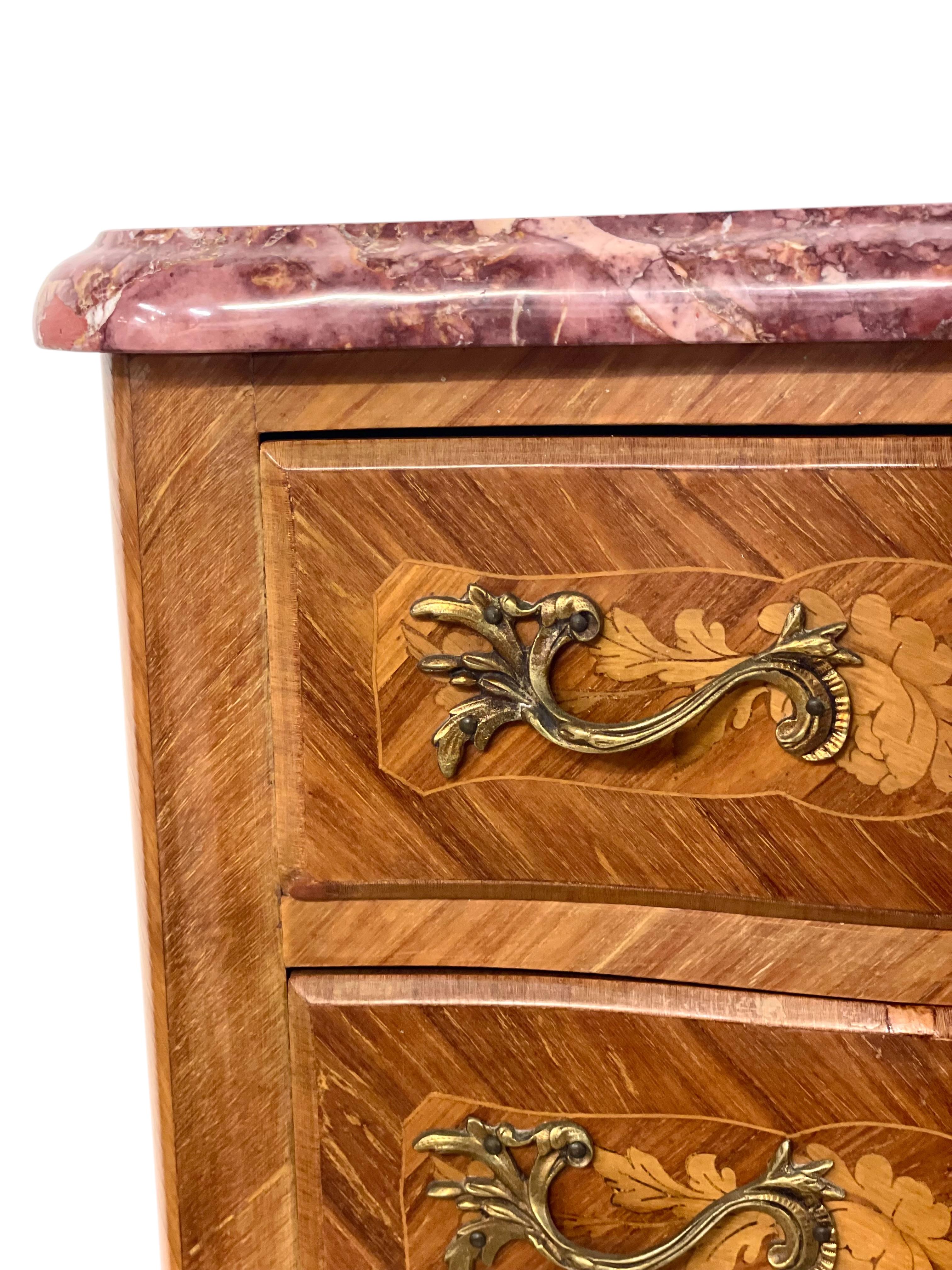 Chiffonnier intarsiato in stile Luigi XV con piano in marmo rosa e montature in ormù in vendita 9
