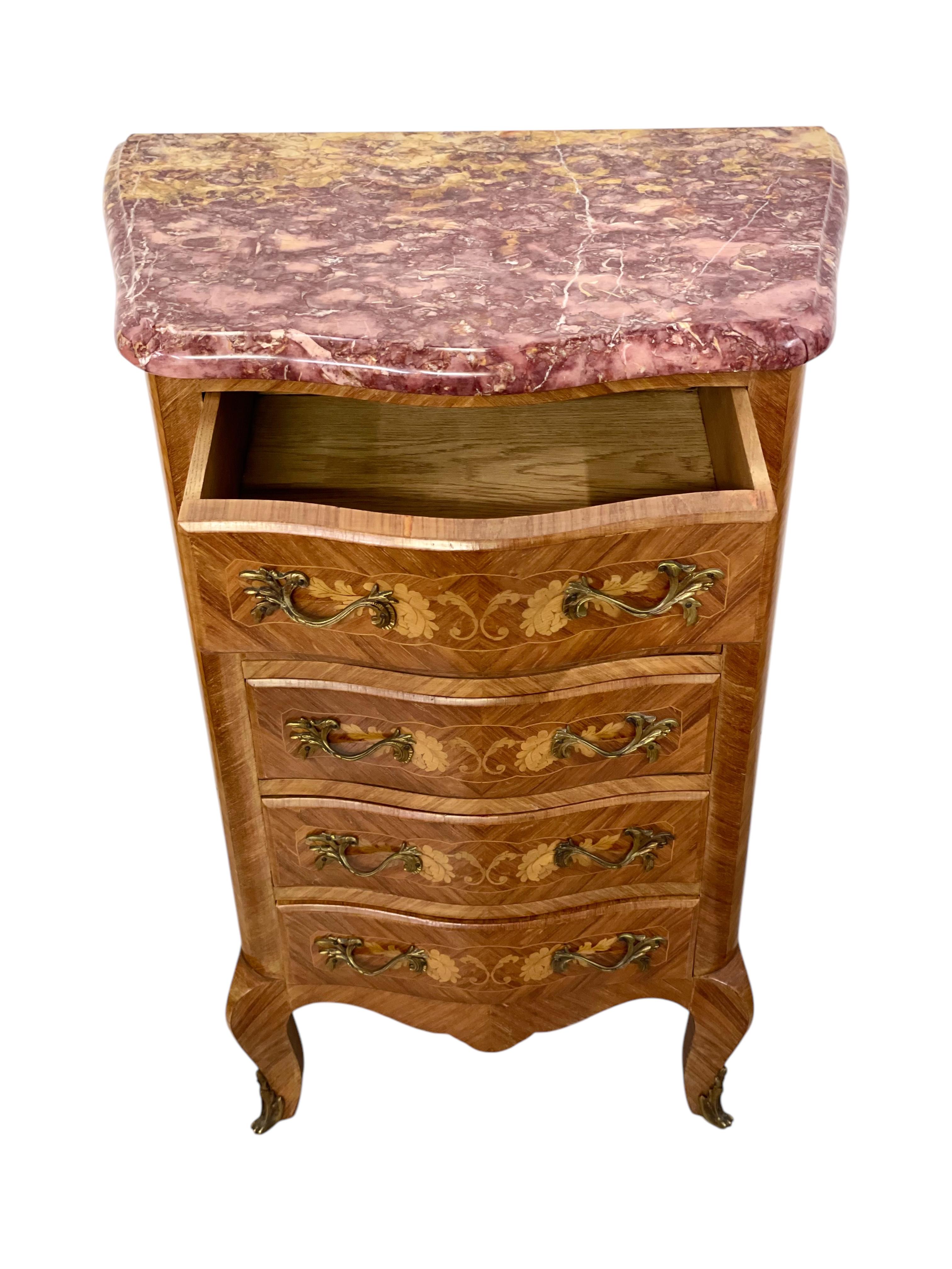 Chiffonnier intarsiato in stile Luigi XV con piano in marmo rosa e montature in ormù in vendita 10