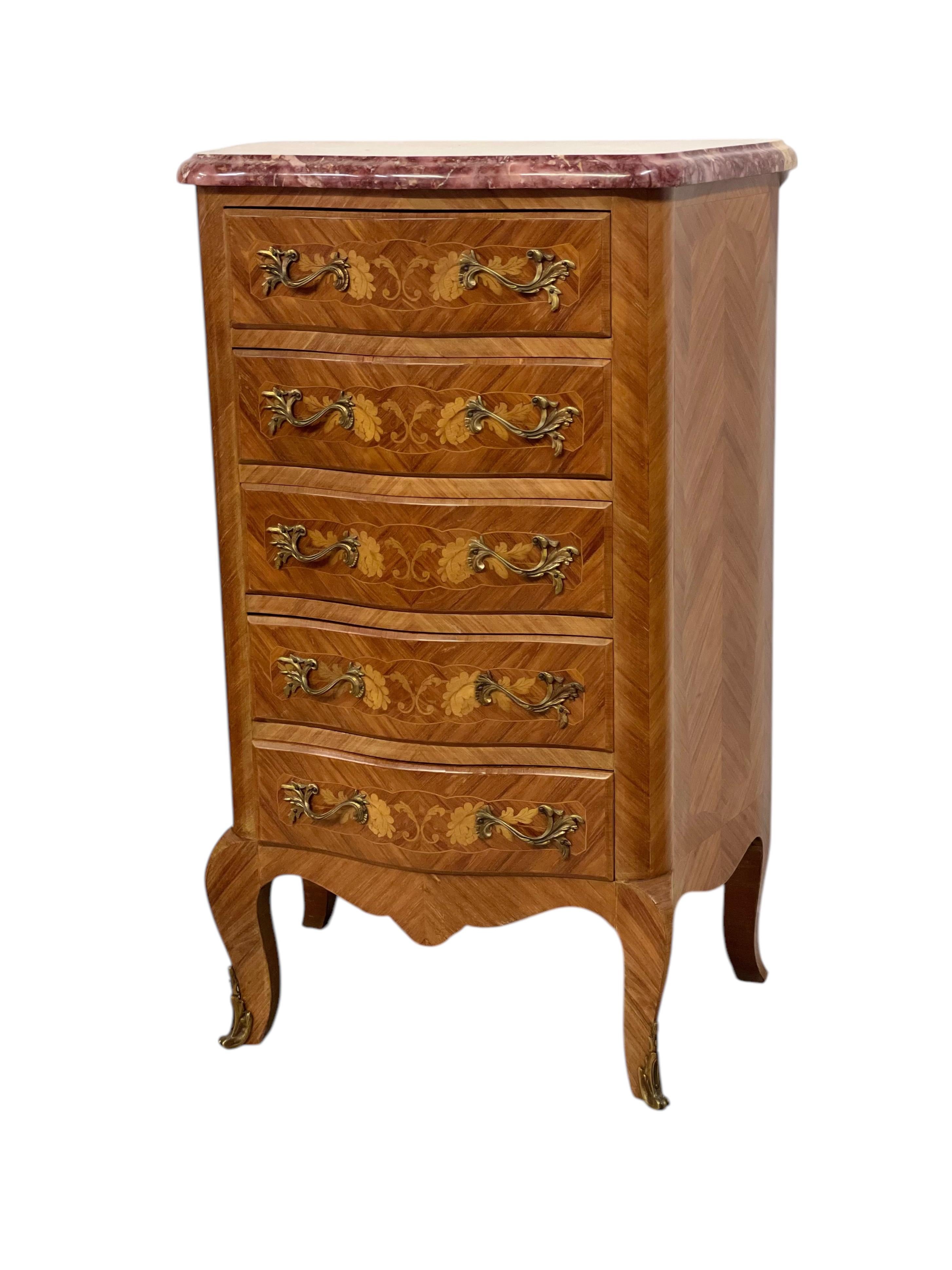 Chiffonnier intarsiato in stile Luigi XV con piano in marmo rosa e montature in ormù in vendita 11