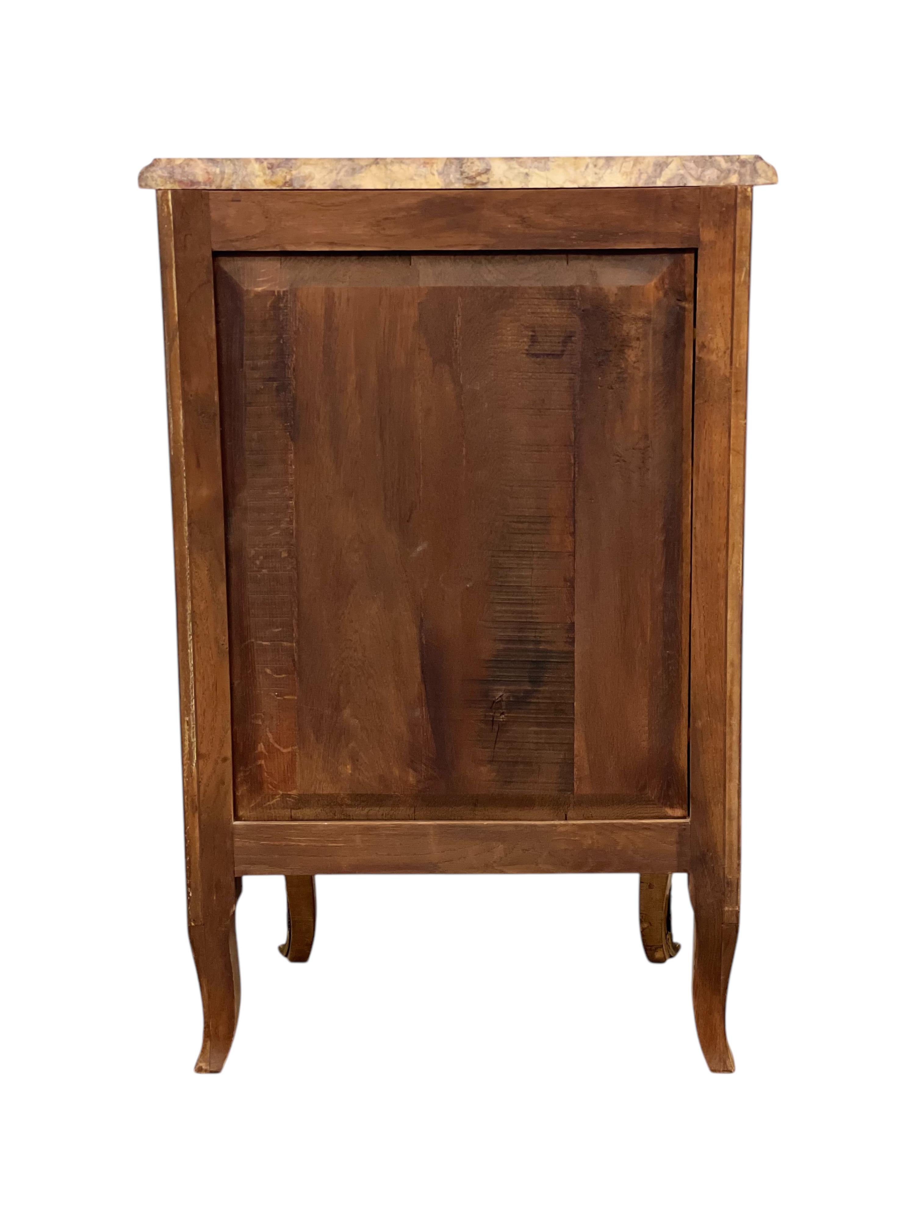 Chiffonnier intarsiato in stile Luigi XV con piano in marmo rosa e montature in ormù in vendita 12
