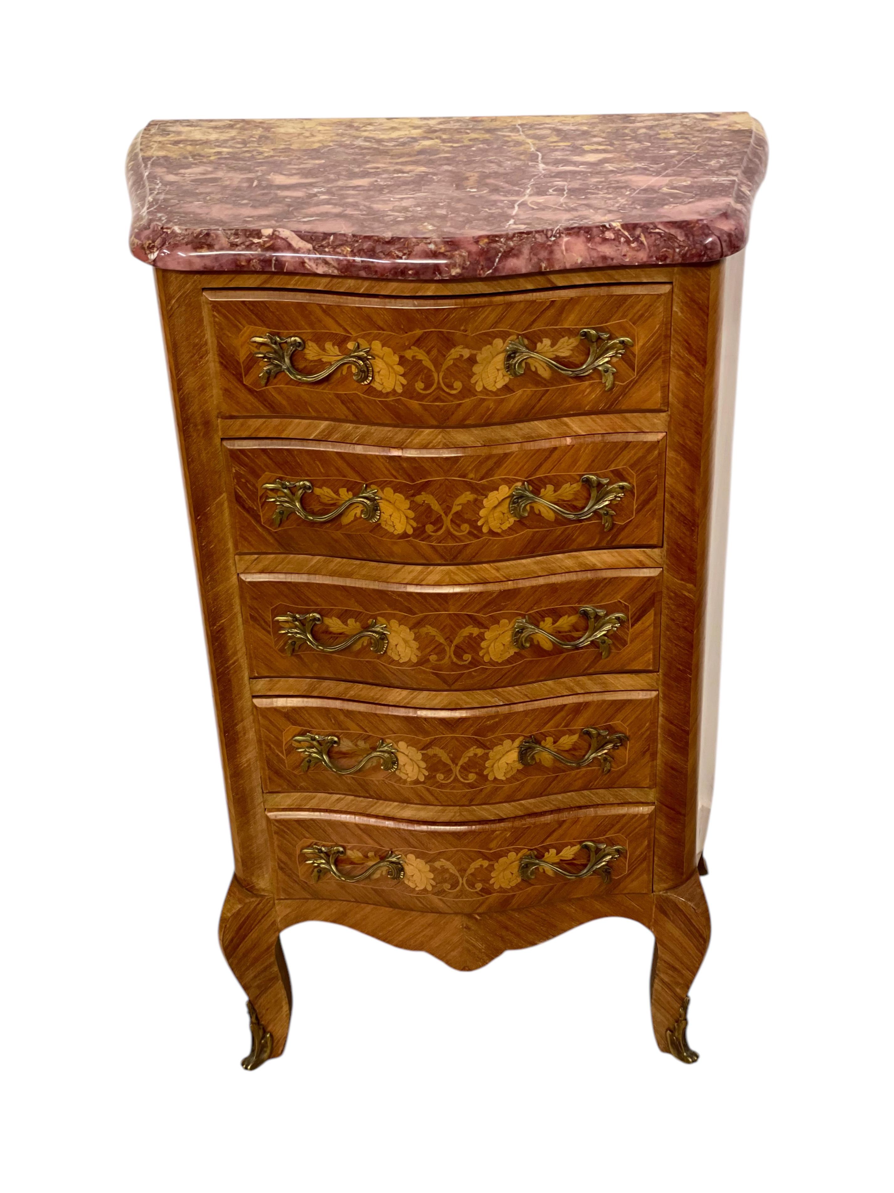 Questo squisito chiffonnier in stile Luigi XV è un ottimo esempio di artigianato francese del XX secolo ispirato al design del XVIII secolo. Elegante e raffinato, presenta cinque cassetti graziosamente curvati e impreziositi da intarsi floreali in