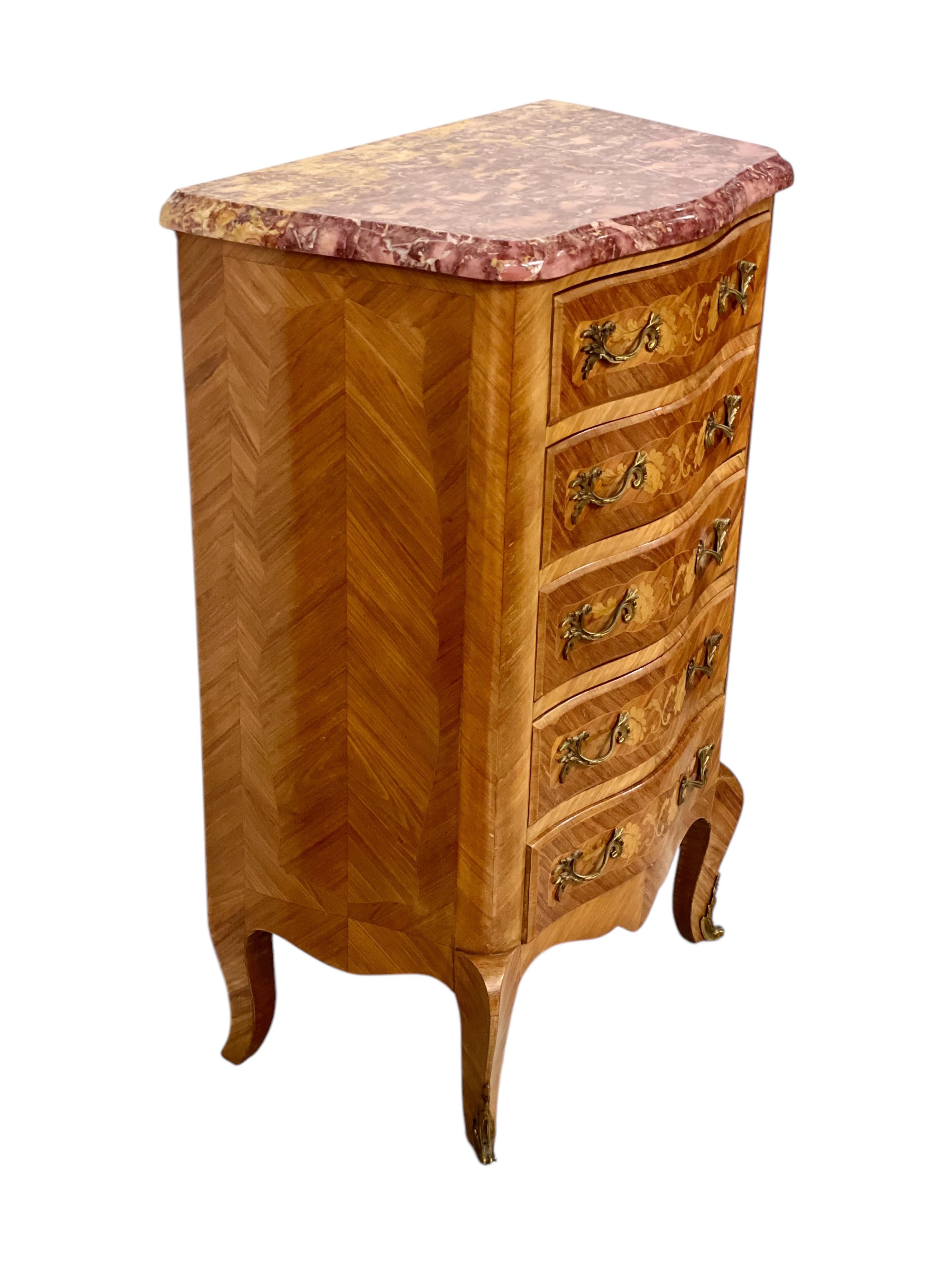 Francese Chiffonnier intarsiato in stile Luigi XV con piano in marmo rosa e montature in ormù in vendita