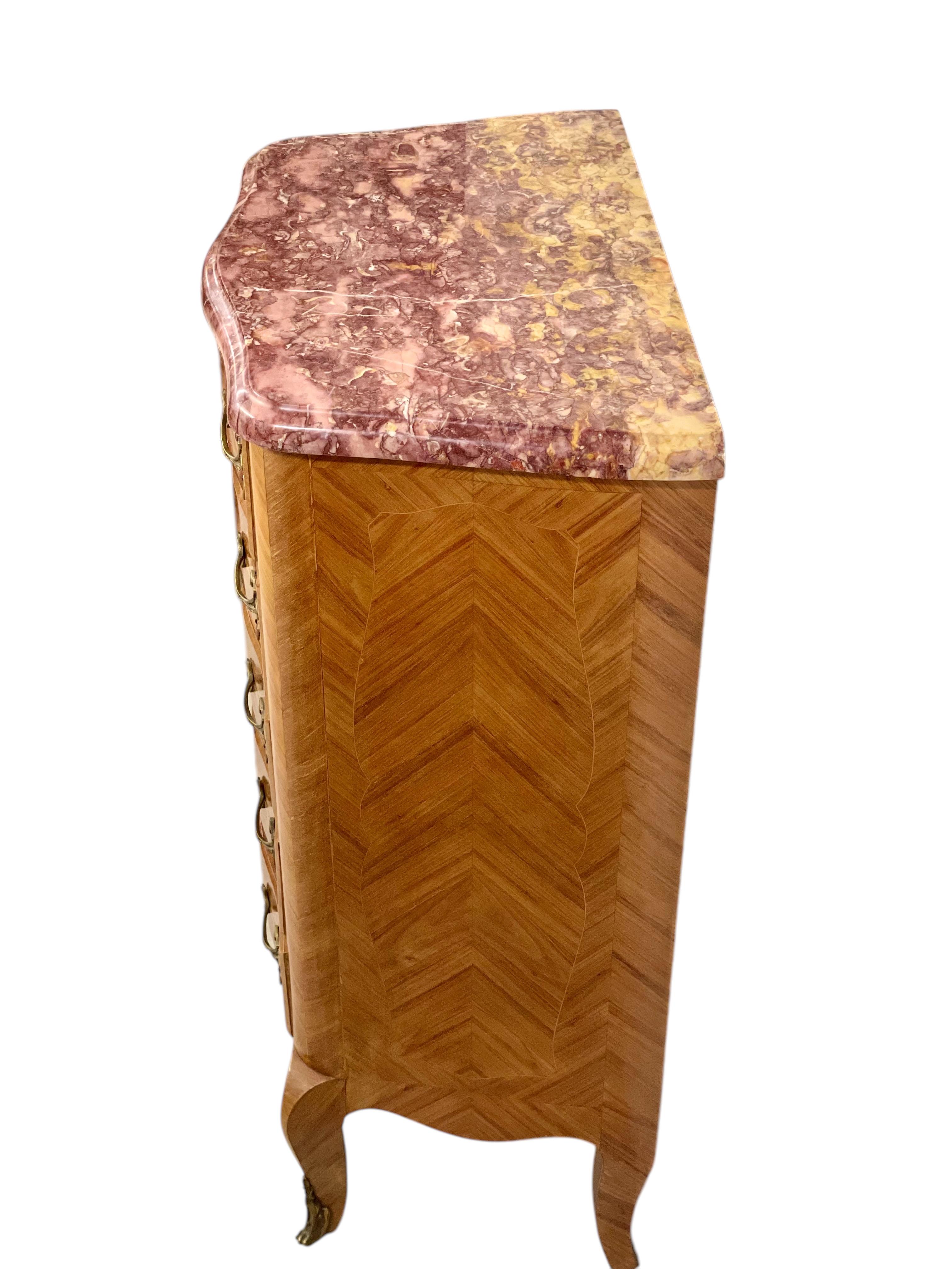 XX secolo Chiffonnier intarsiato in stile Luigi XV con piano in marmo rosa e montature in ormù in vendita