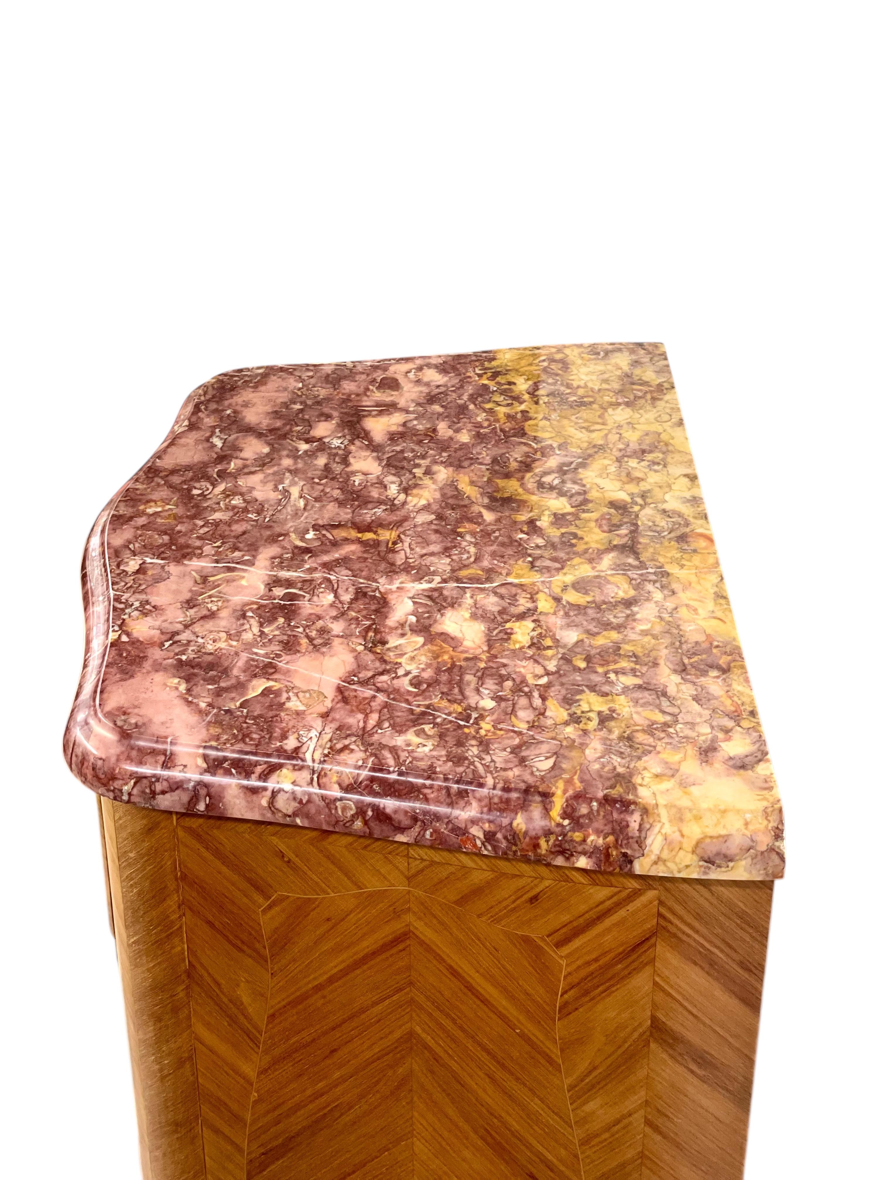 Bronzo Chiffonnier intarsiato in stile Luigi XV con piano in marmo rosa e montature in ormù in vendita