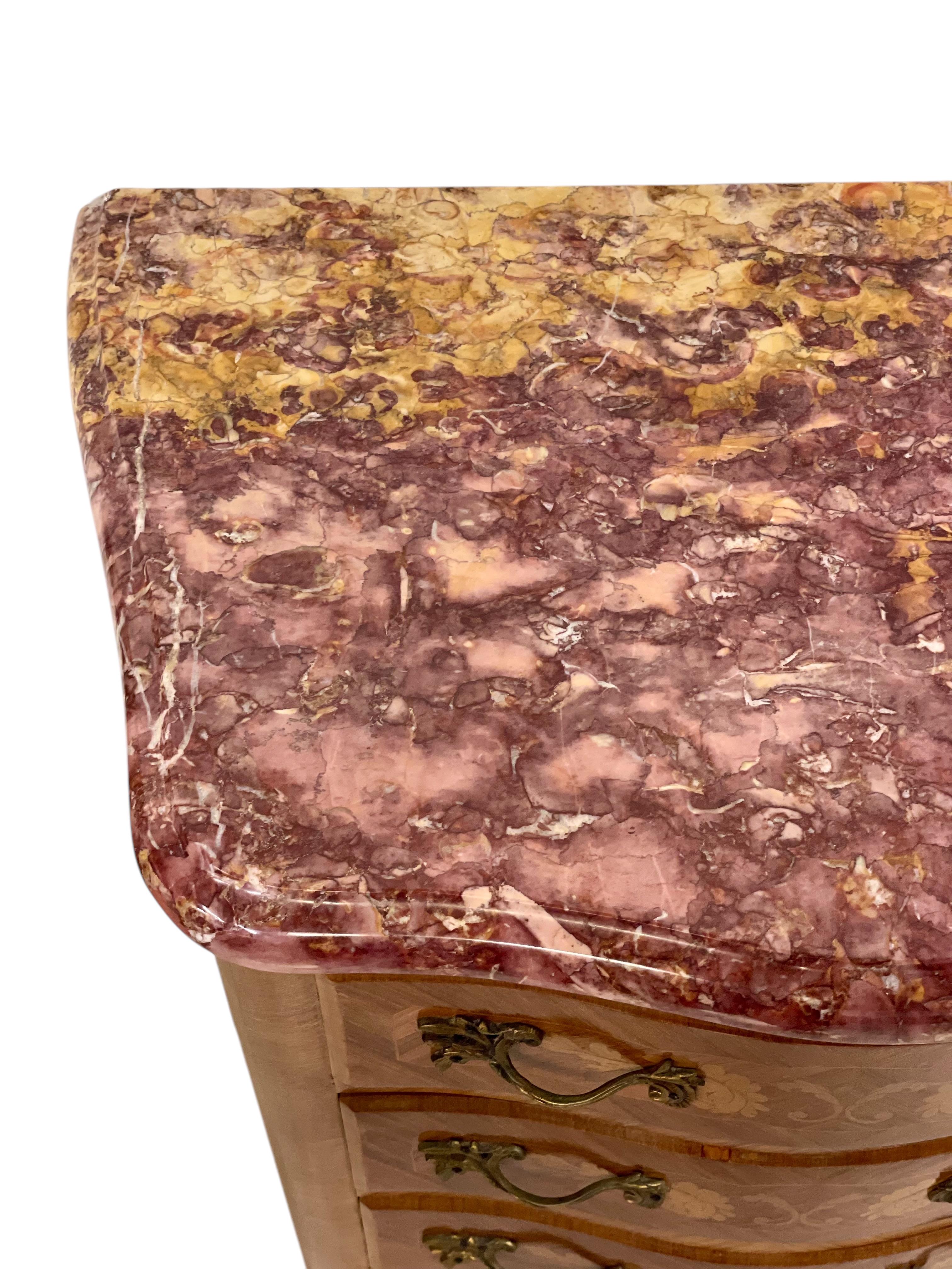 Chiffonnier intarsiato in stile Luigi XV con piano in marmo rosa e montature in ormù in vendita 1