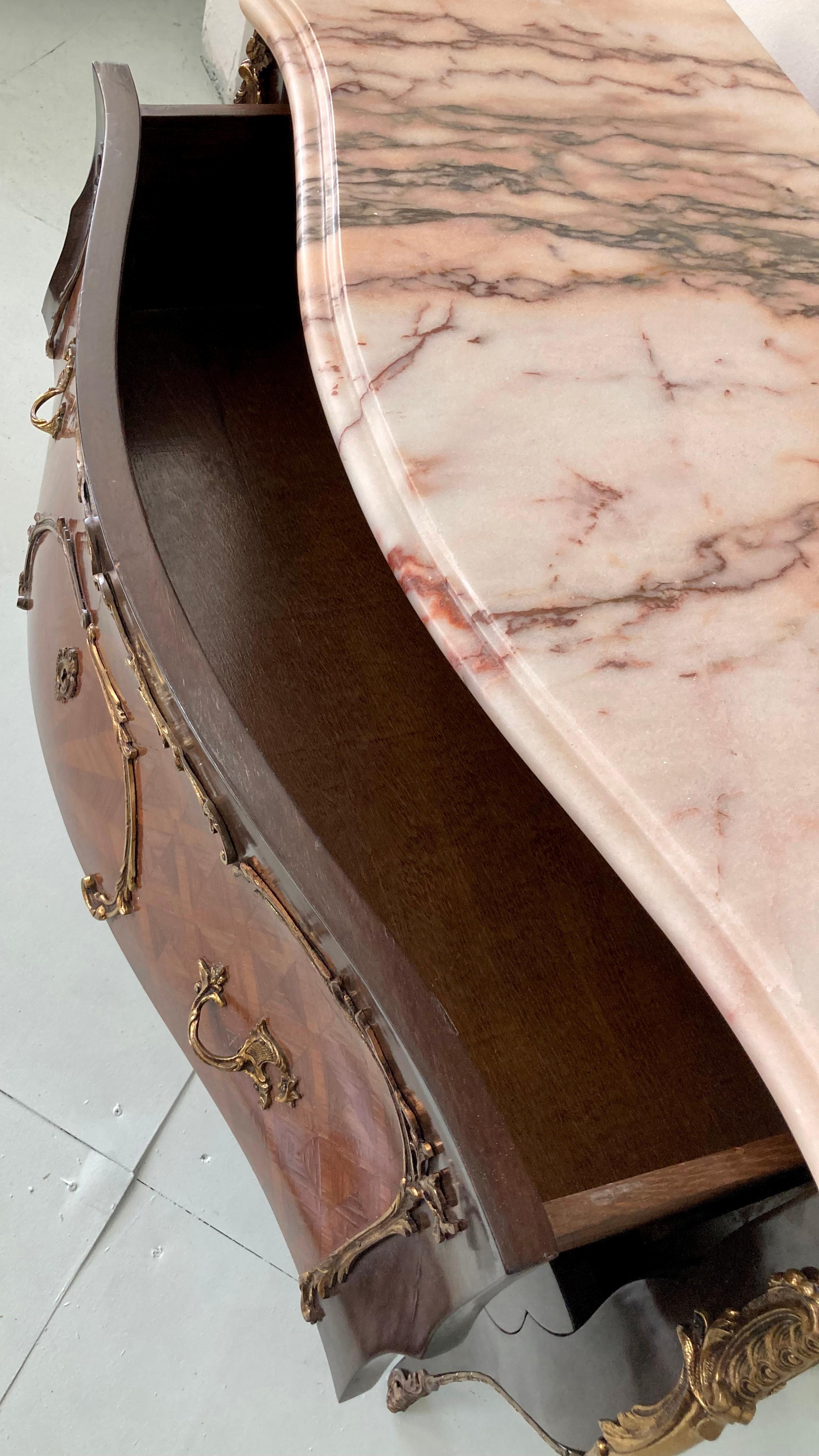 Commode marquetée de style Louis XV avec dessus en marbre en vente 5