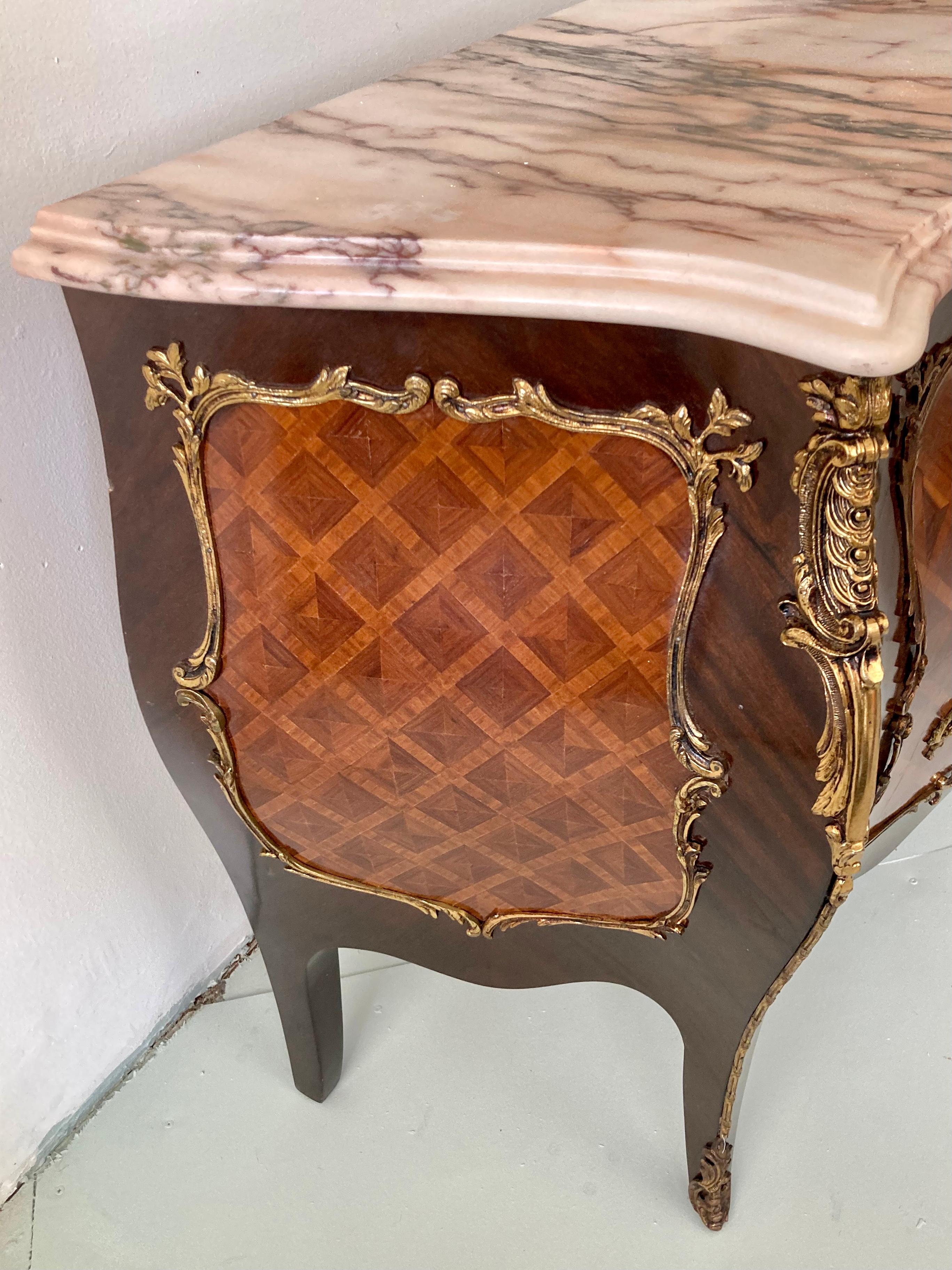 Commode marquetée de style Louis XV avec dessus en marbre en vente 1