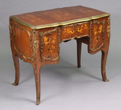 Bureau de style Louis XV en marqueterie incrustée de laiton