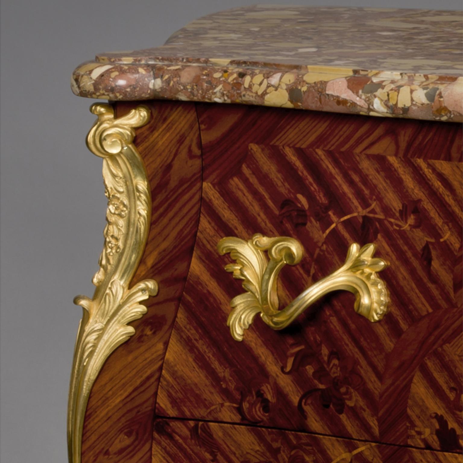 Louis XV Commode marquetée et incrustée de style Louis XV avec plateau en marbre par Sormani, vers 1880 en vente