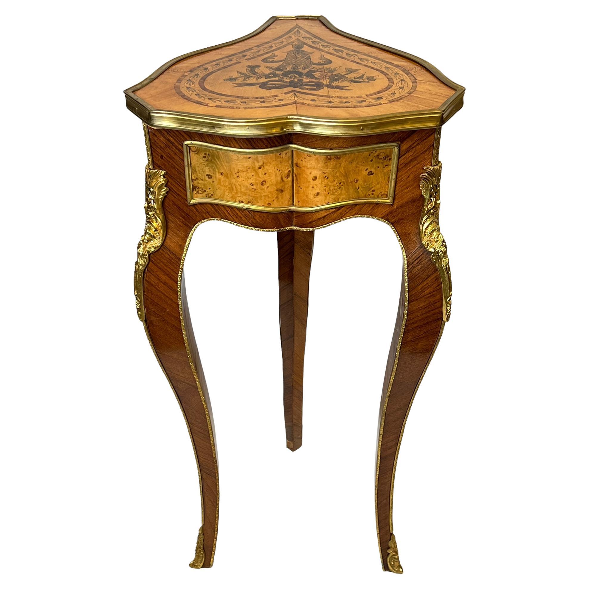 Table d'appoint tripode en marqueterie de bois fruitier incrusté de style Louis XV